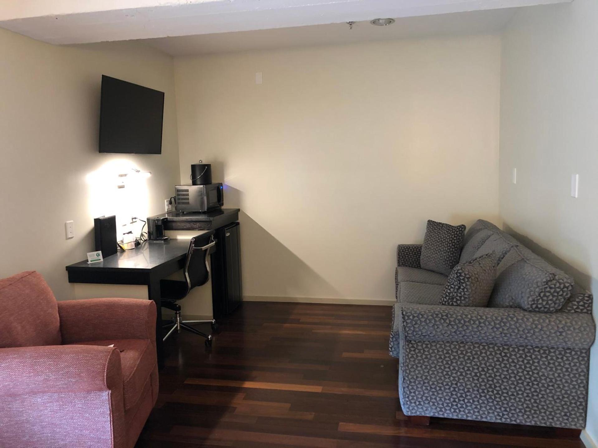 Grand Eastonian Hotel & Suites photo 2