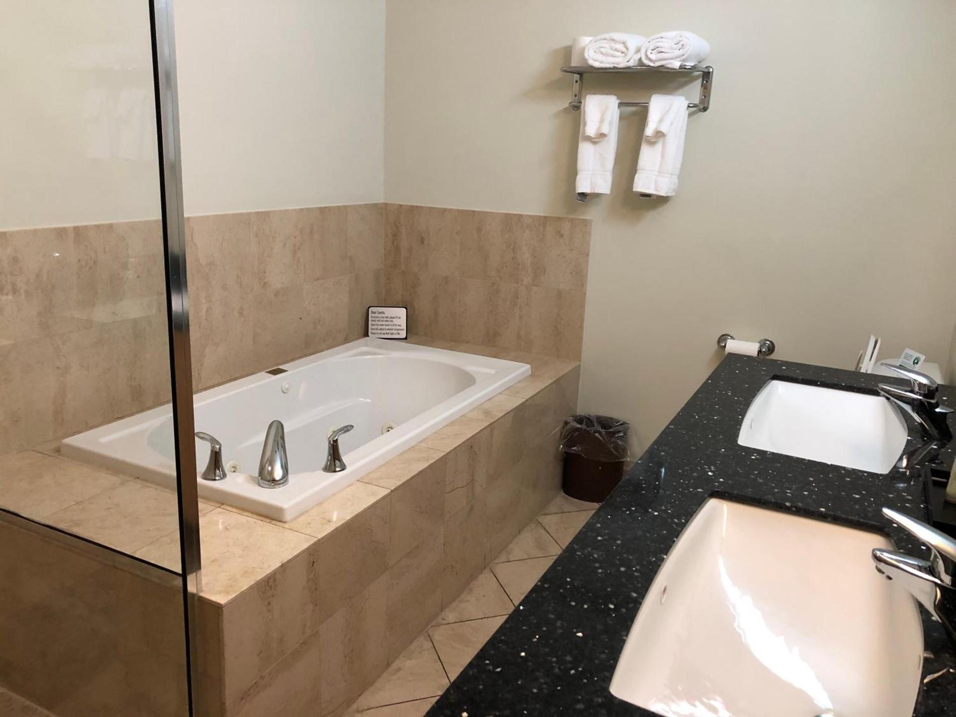 Grand Eastonian Hotel & Suites photo 8