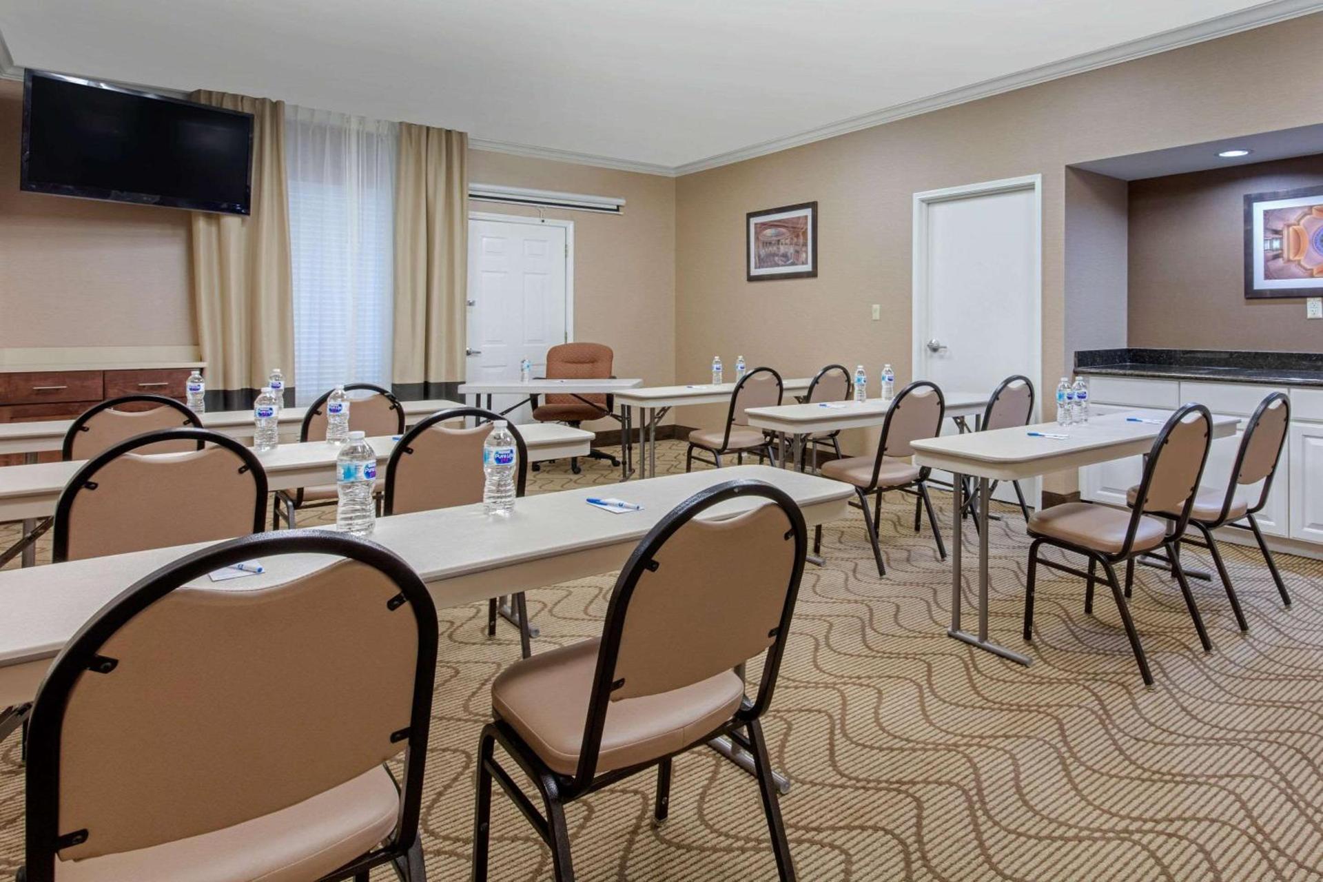 Comfort Inn & Suites Bryant - Benton photo 16