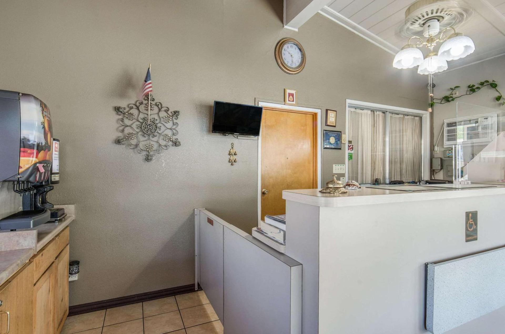 Econo Lodge Inn & Suites Yreka photo 7