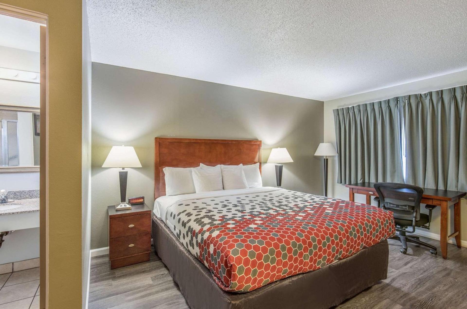 Econo Lodge Inn & Suites Yreka photo 10