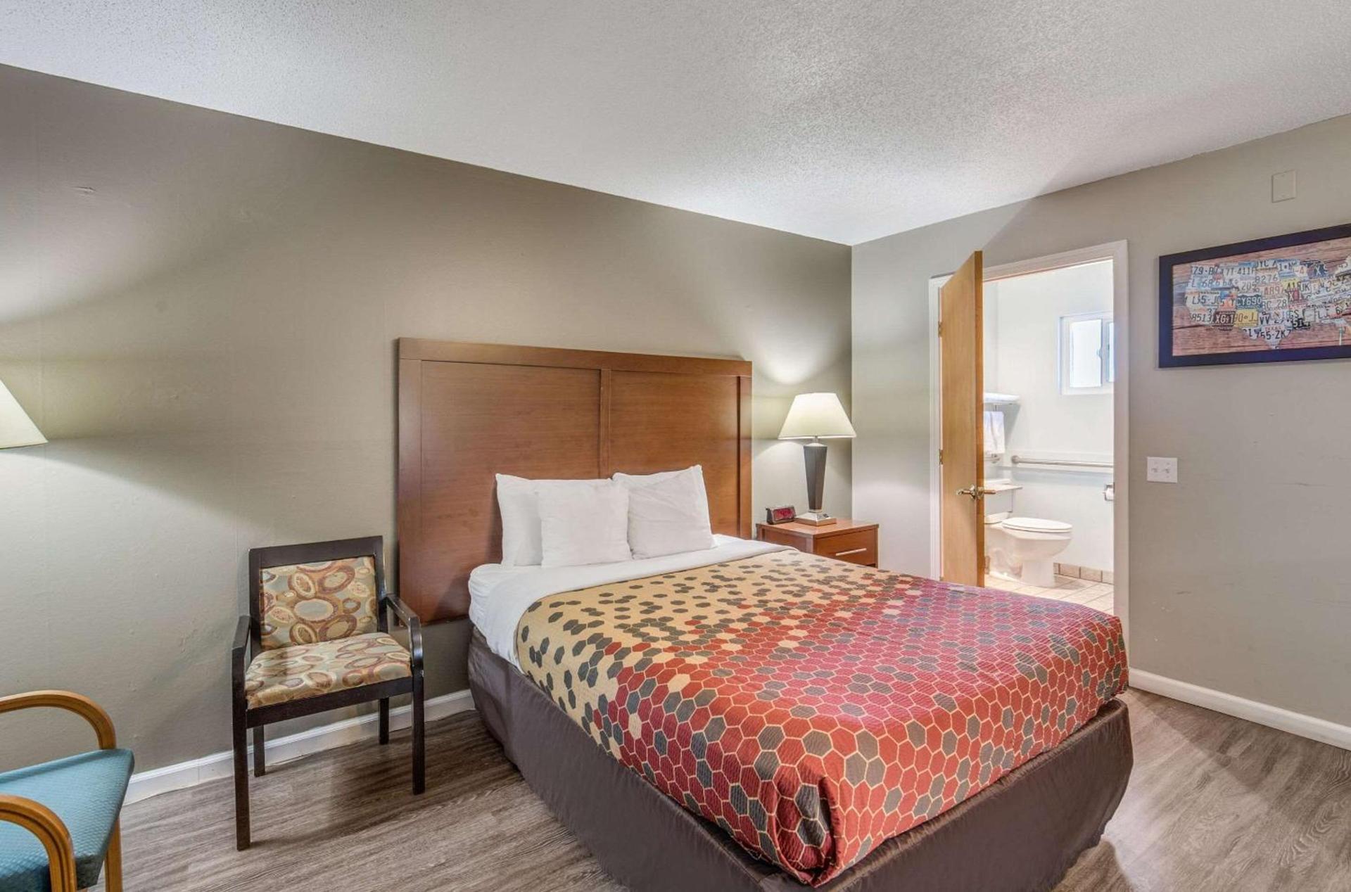 Econo Lodge Inn & Suites Yreka photo 11