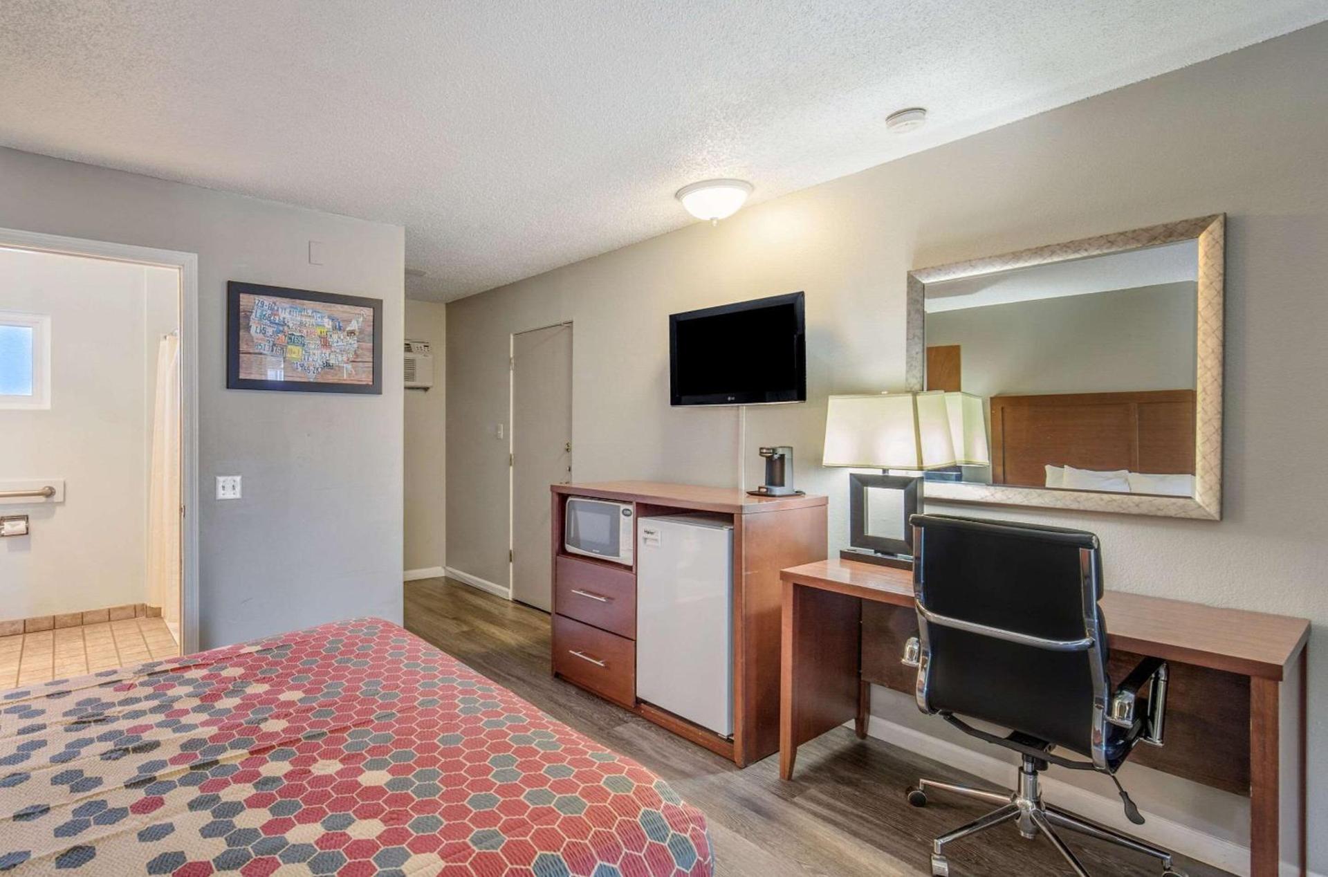 Econo Lodge Inn & Suites Yreka photo 12