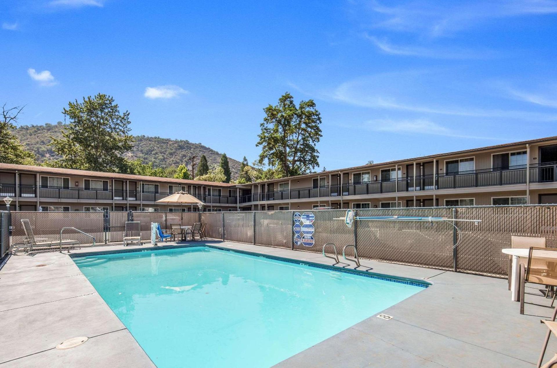Econo Lodge Inn & Suites Yreka photo 25