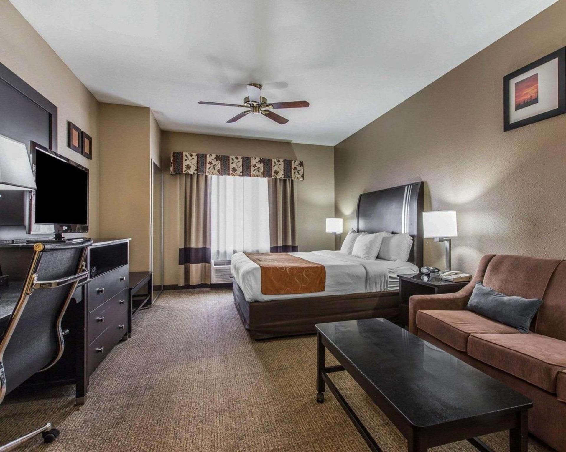 Comfort Suites Bakersfield photo 9