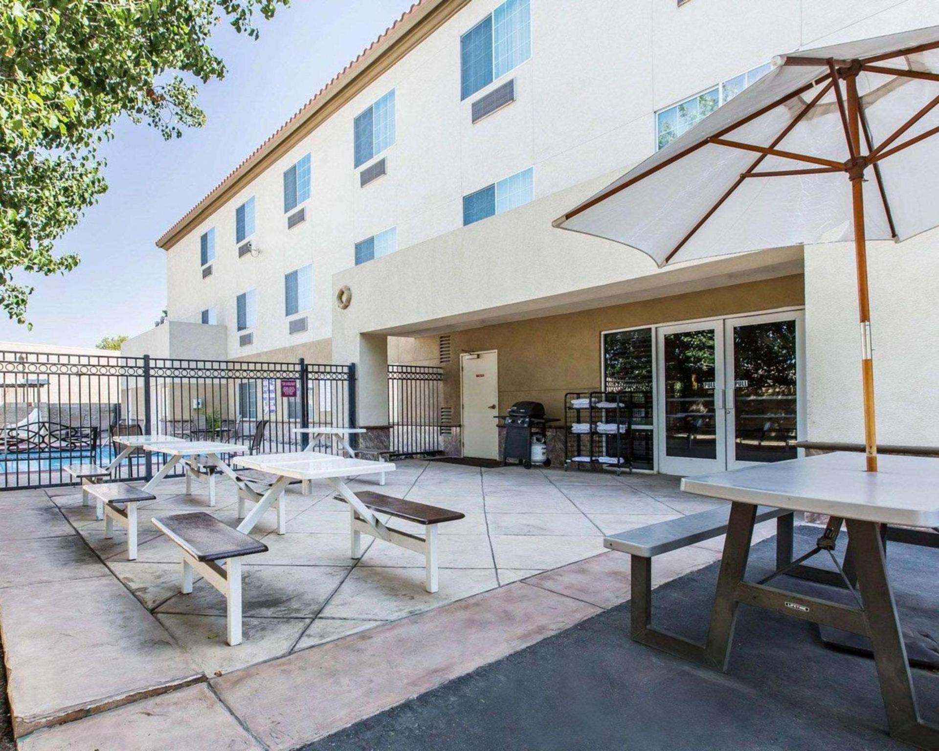 Comfort Suites Bakersfield photo 26