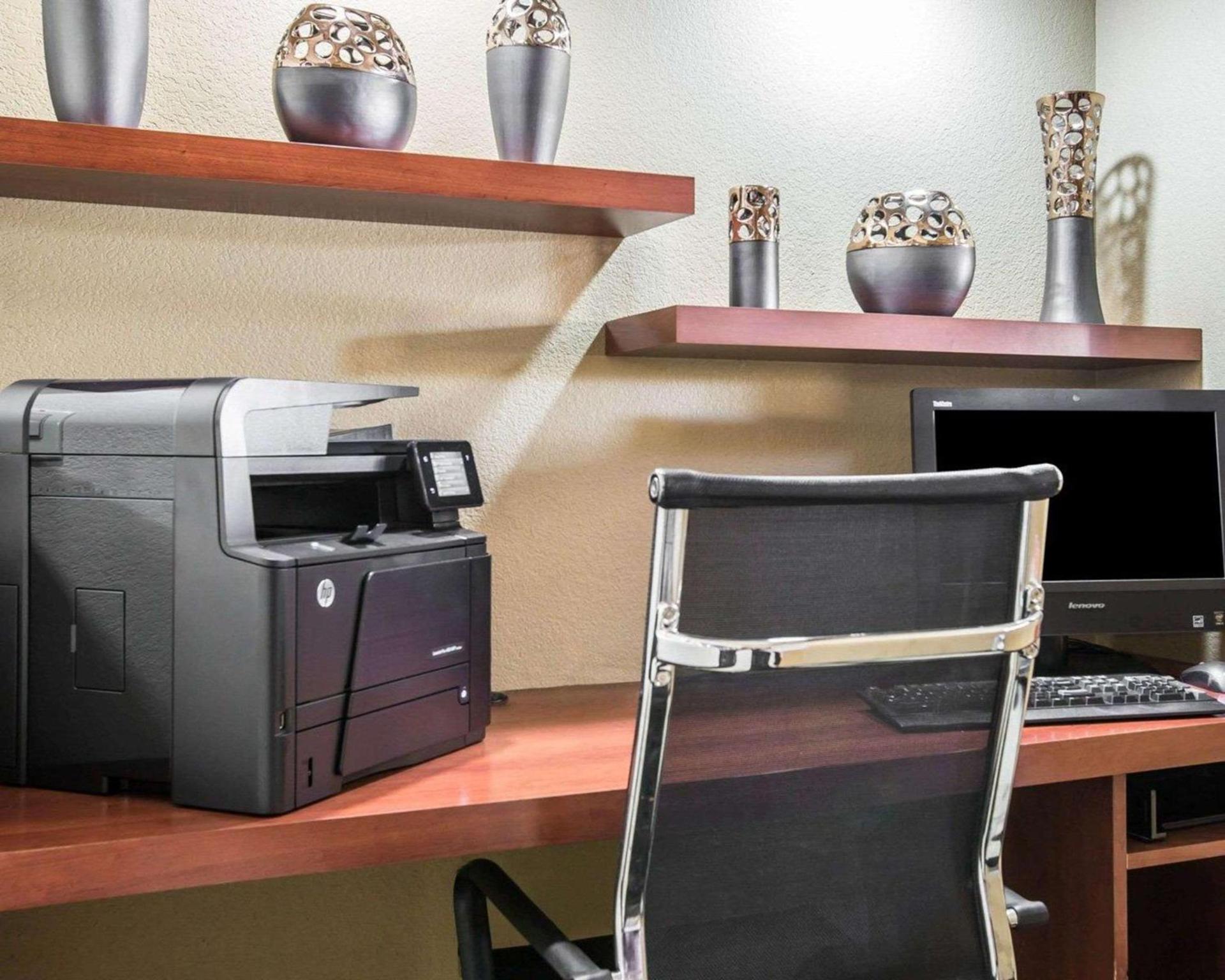 Comfort Suites Bakersfield photo 29