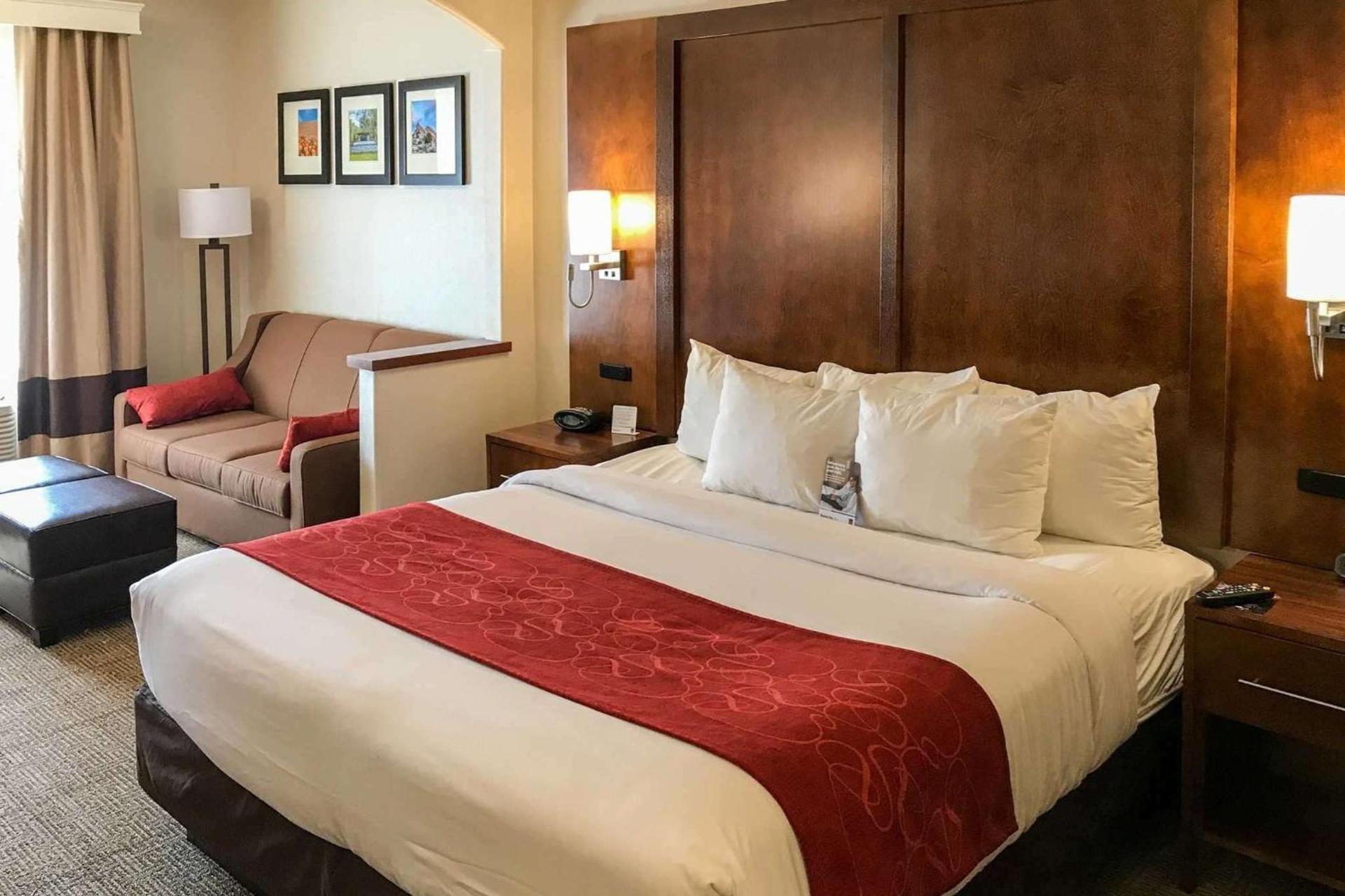 Comfort Suites Near Six Flags Magic Mountain photo 31