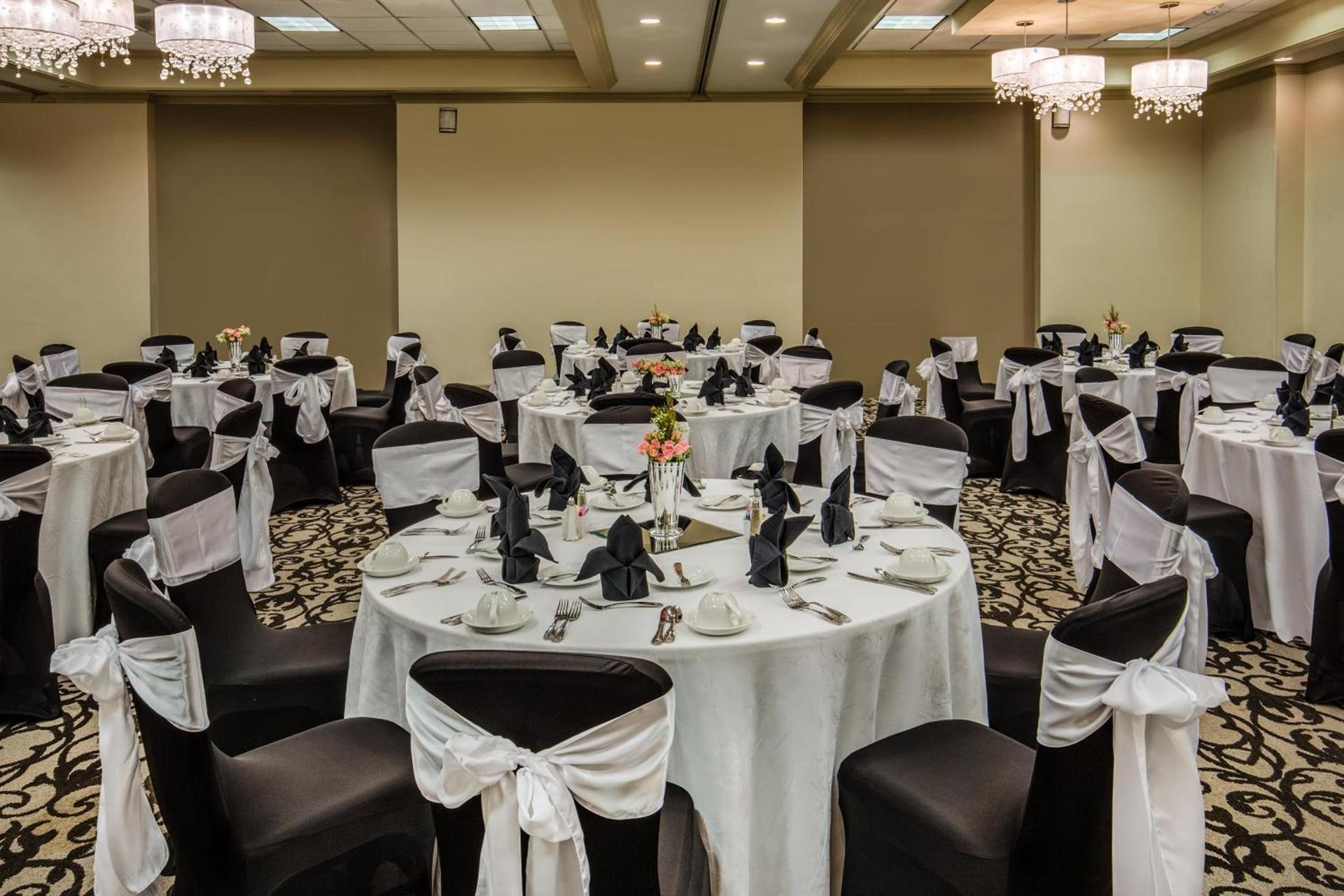 Crowne Plaza Phoenix Airport - PHX by IHG photo 37