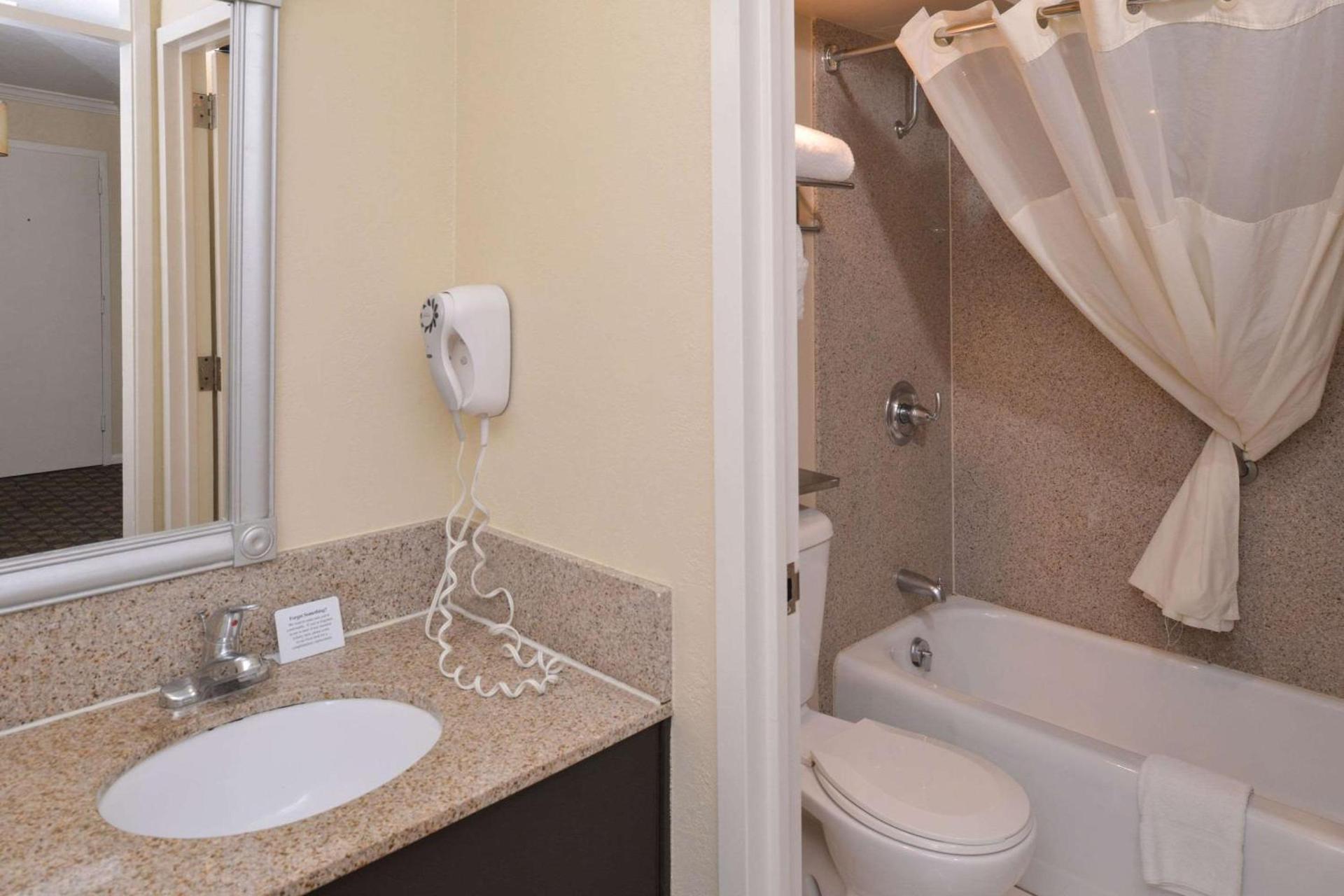 Quality Inn & Suites Montebello - Los Angeles photo 38