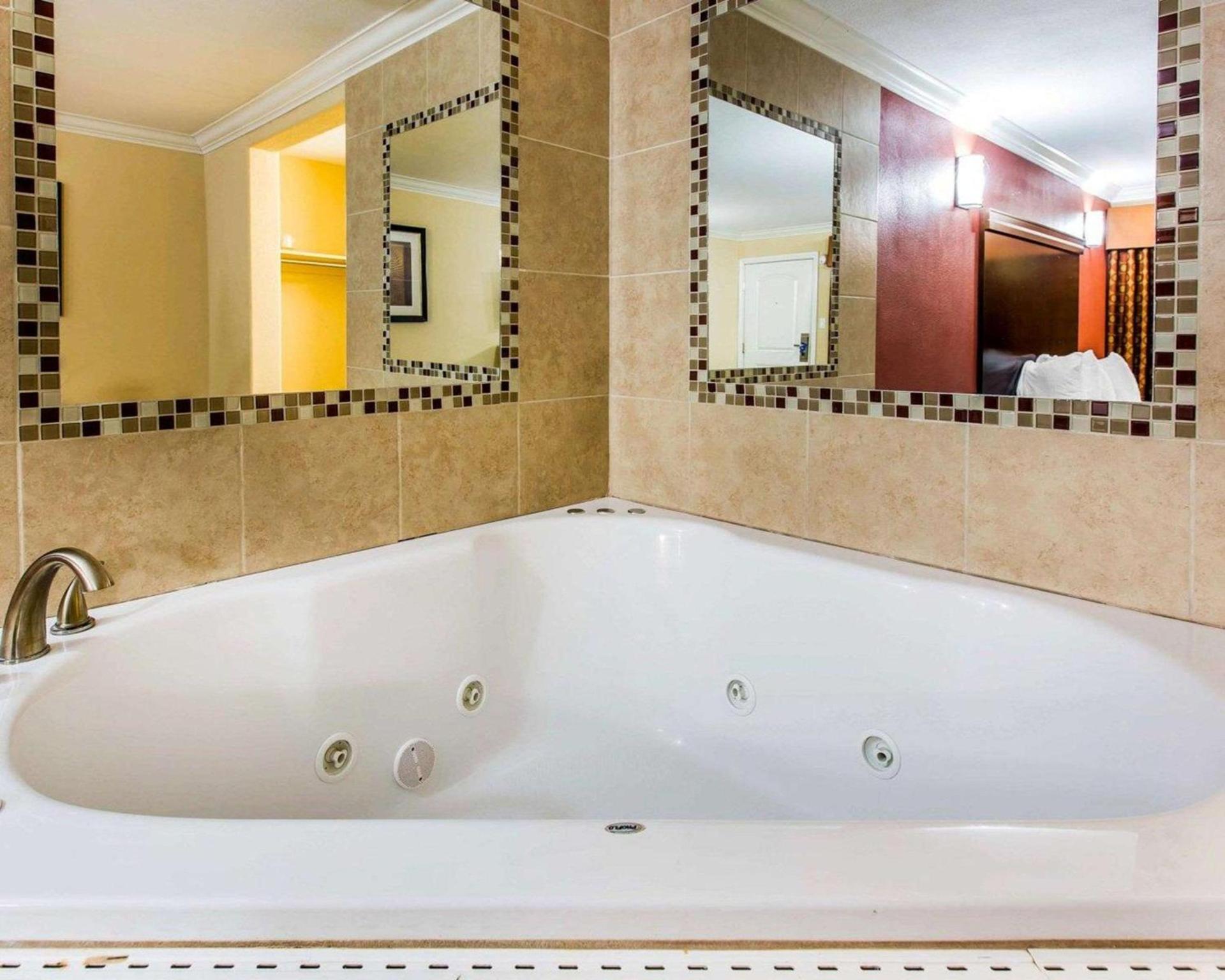 Rodeway Inn & Suites Corona photo 34