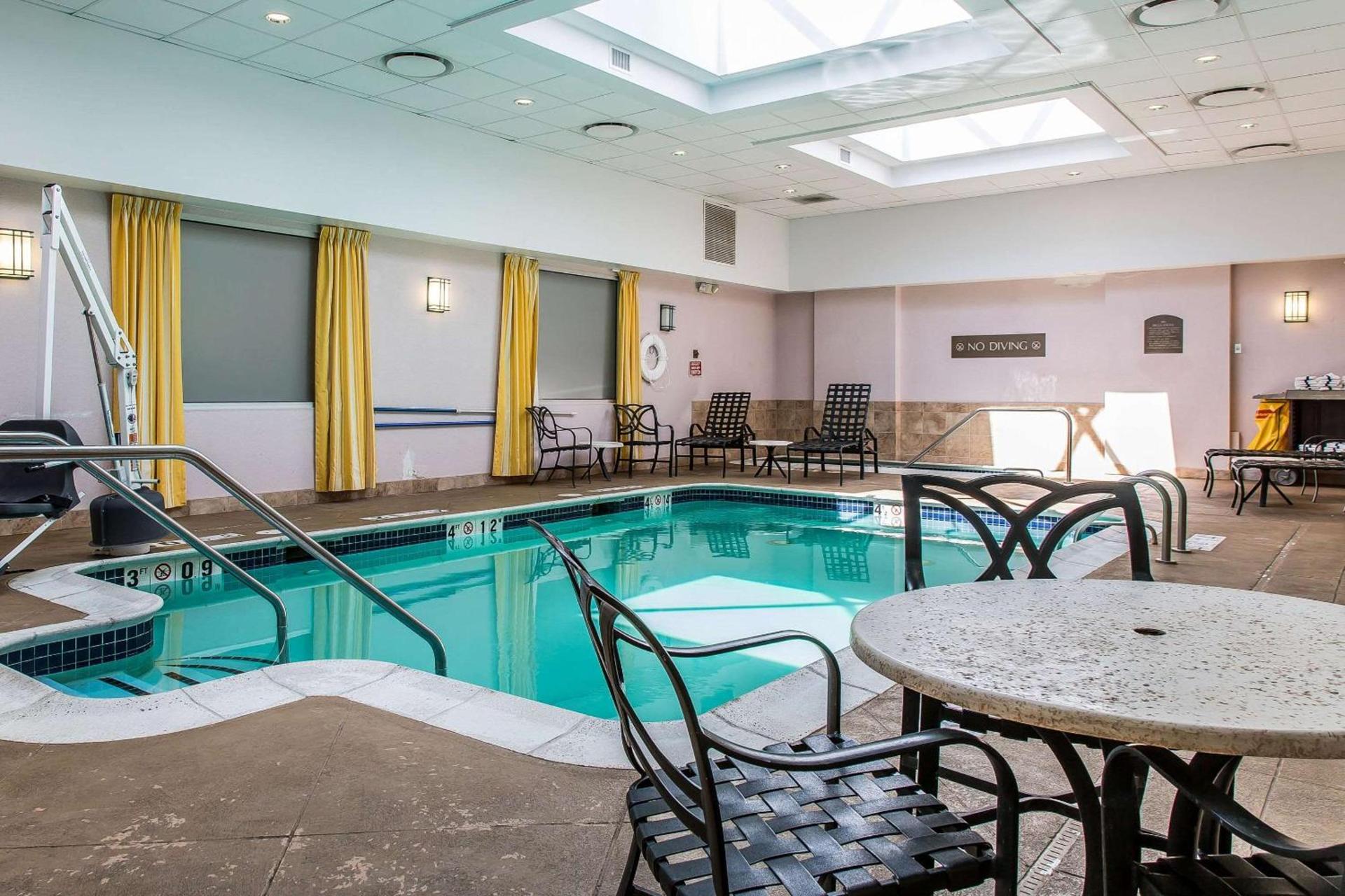 Clarion Hotel & Suites Hamden-New Haven photo 29