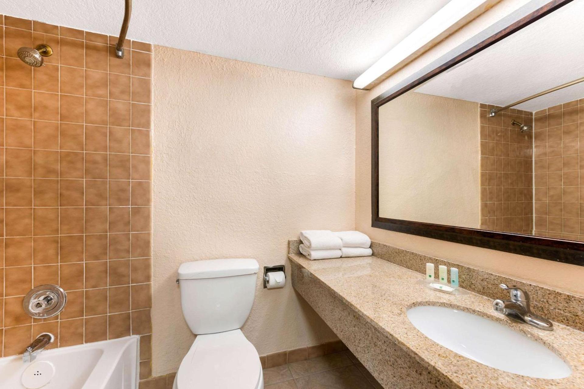 Quality Inn & Suites Orlando Airport photo 10