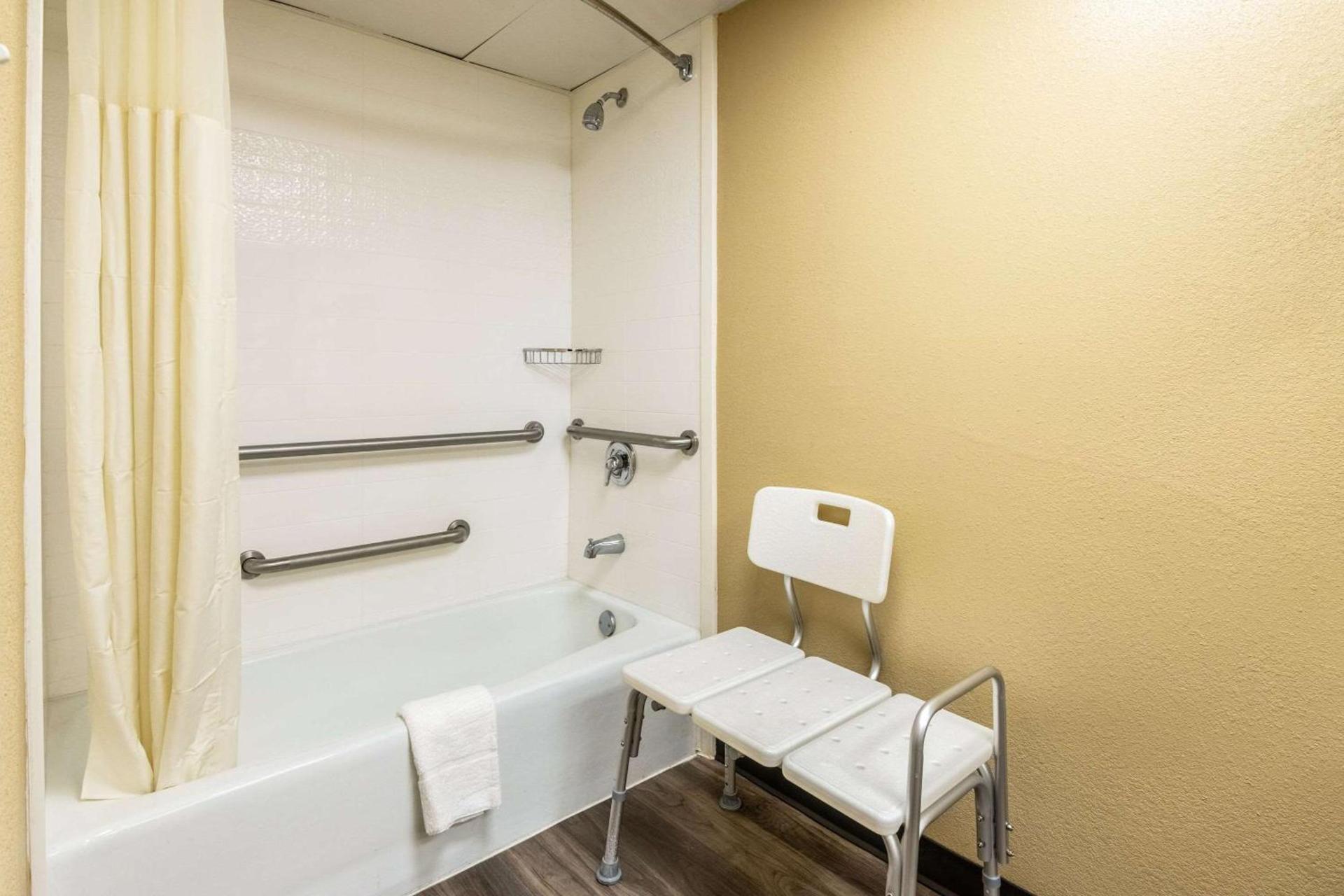 Quality Inn Perry - National Fairgrounds Area photo 7