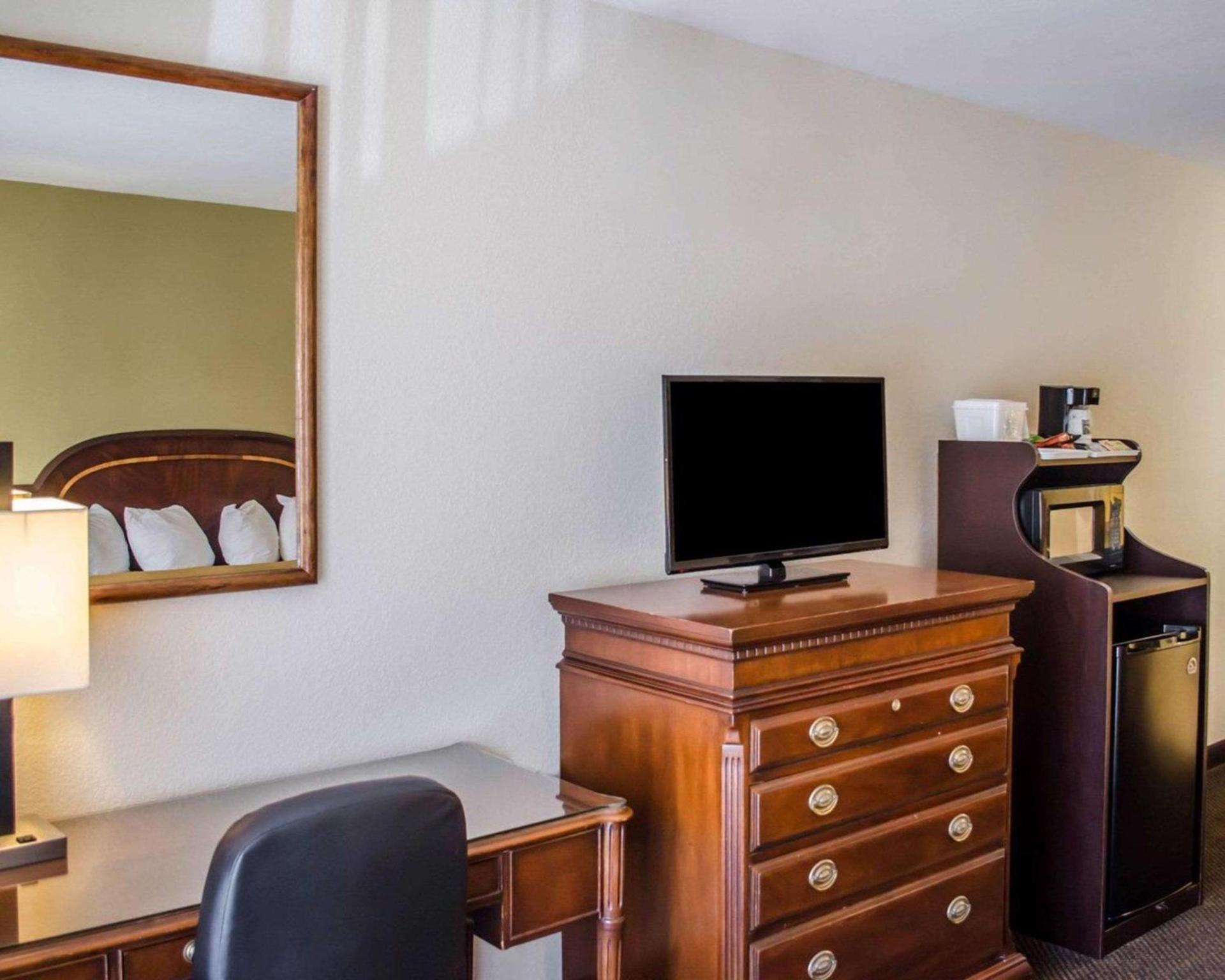 Quality Inn & Suites Pensacola Bayview photo 12