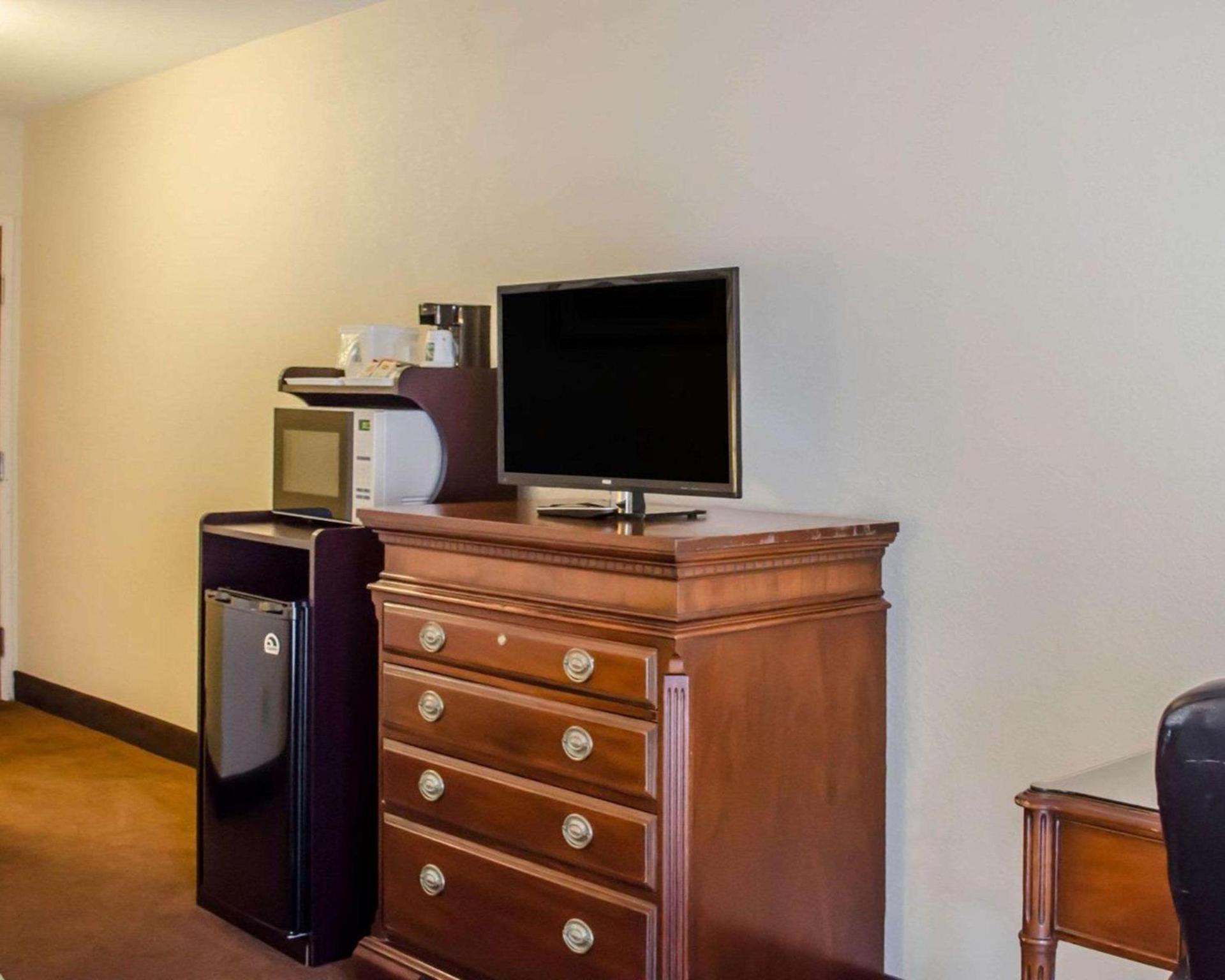 Quality Inn & Suites Pensacola Bayview photo 9