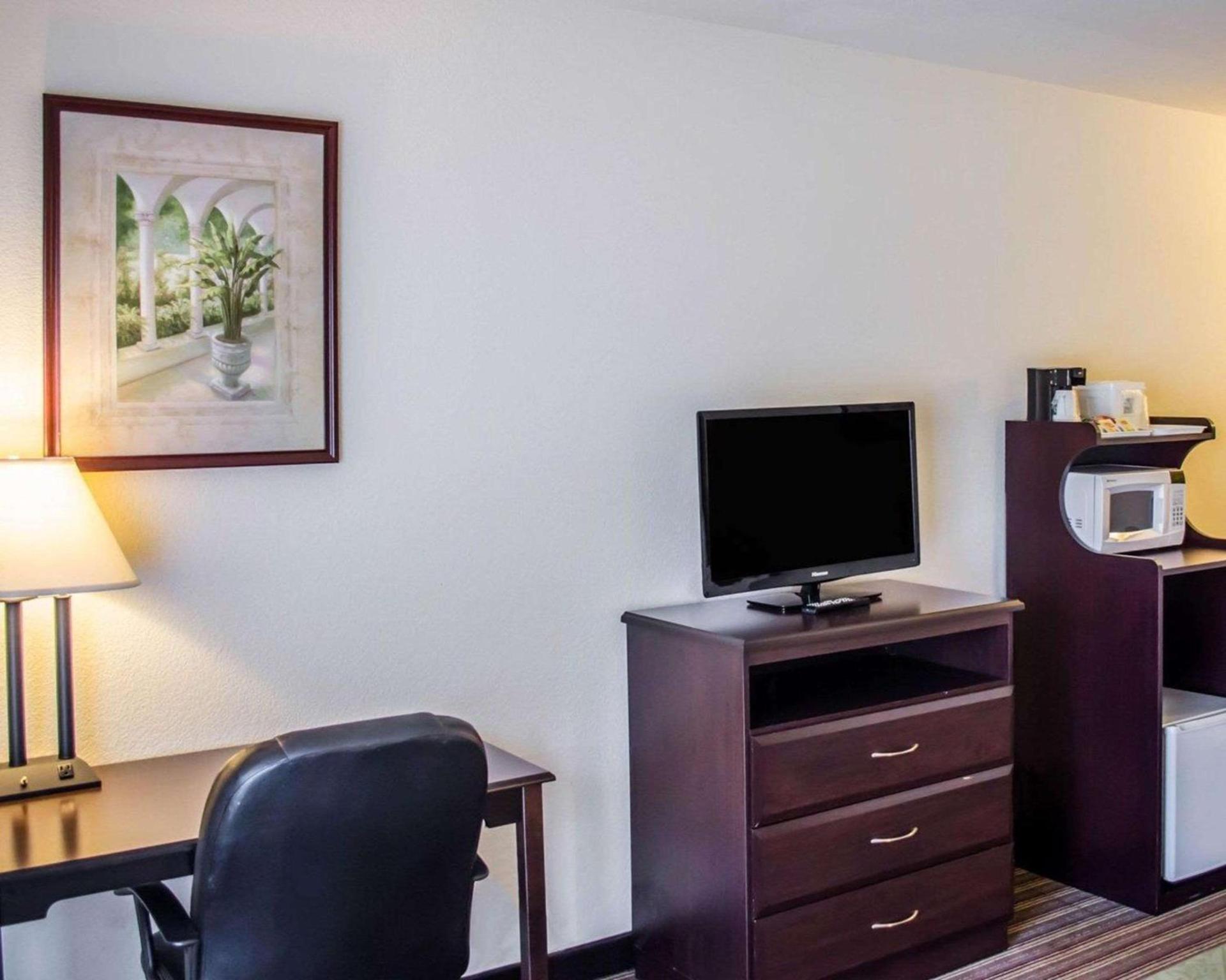 Quality Inn & Suites Pensacola Bayview photo 11