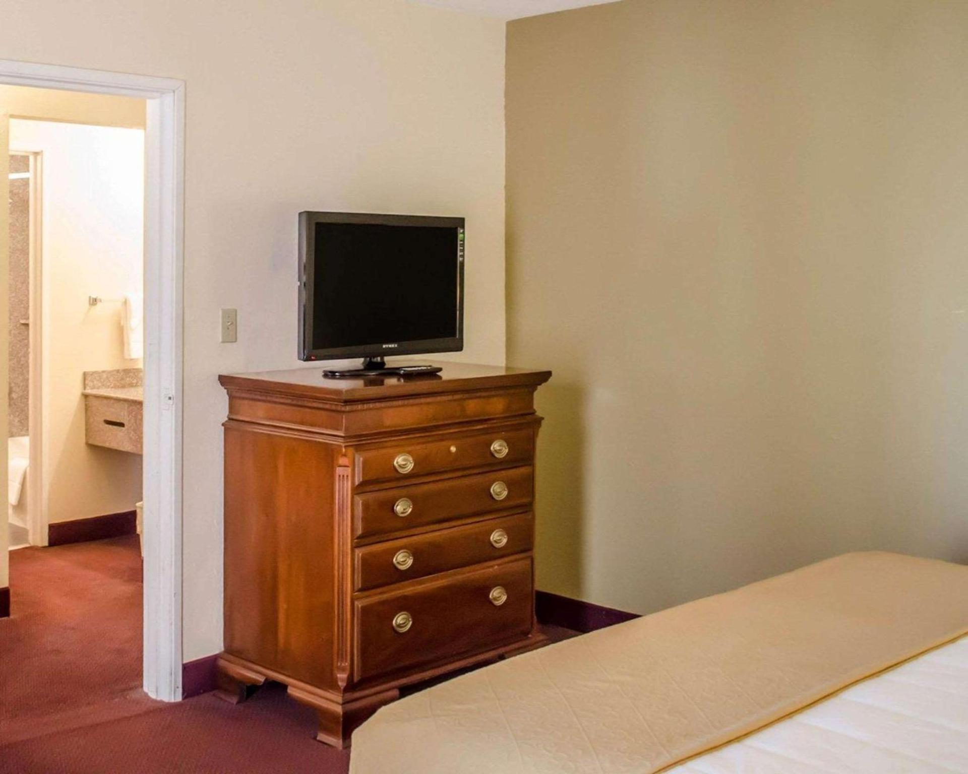 Quality Inn & Suites Pensacola Bayview photo 22