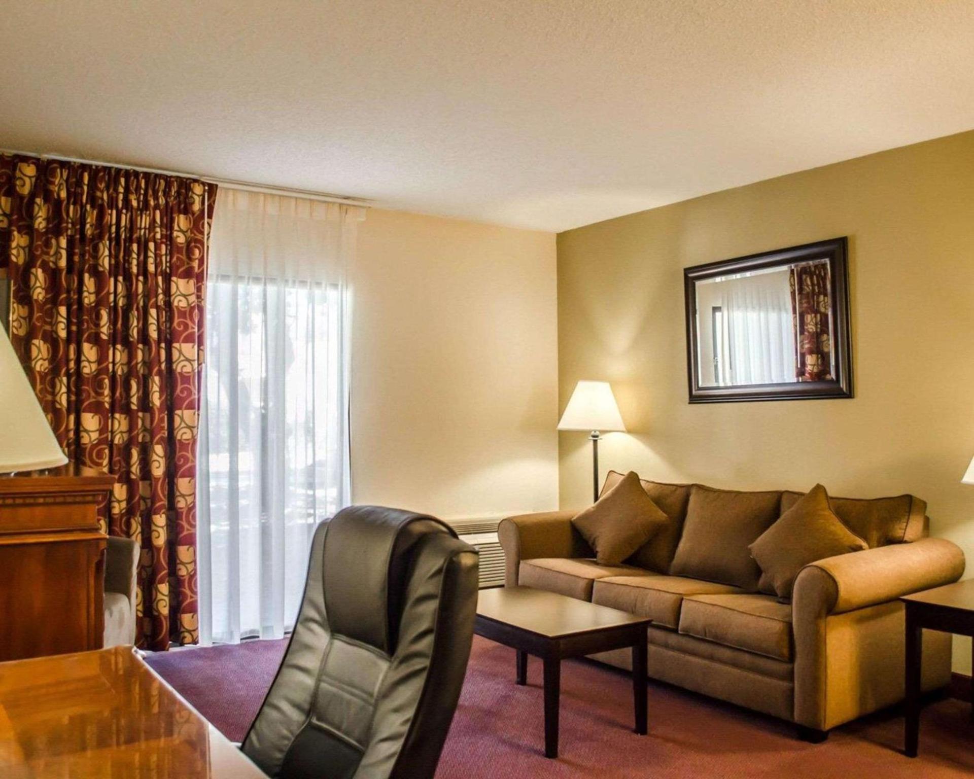 Quality Inn & Suites Pensacola Bayview photo 19
