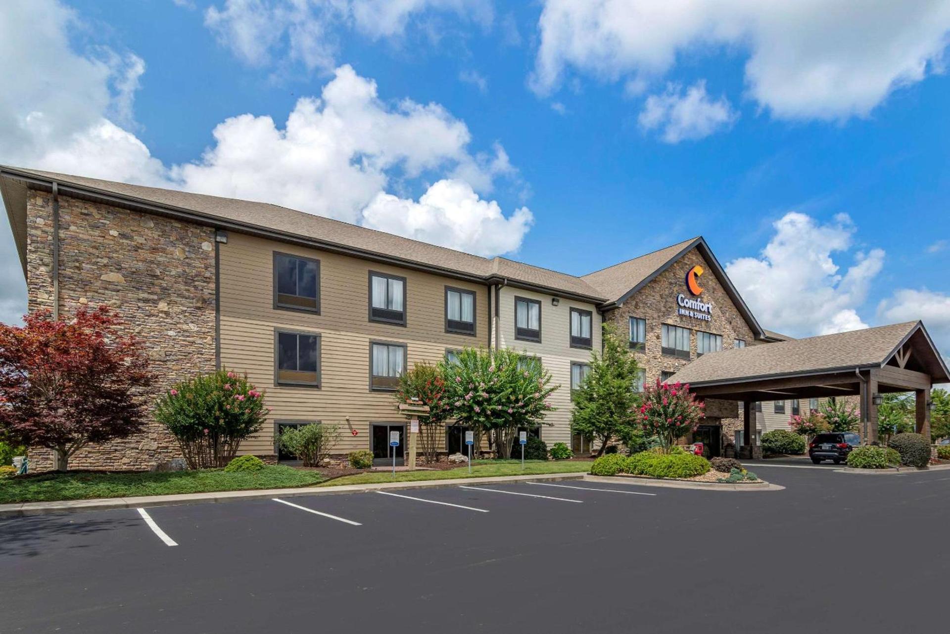 Comfort Inn & Suites Blue Ridge photo 2