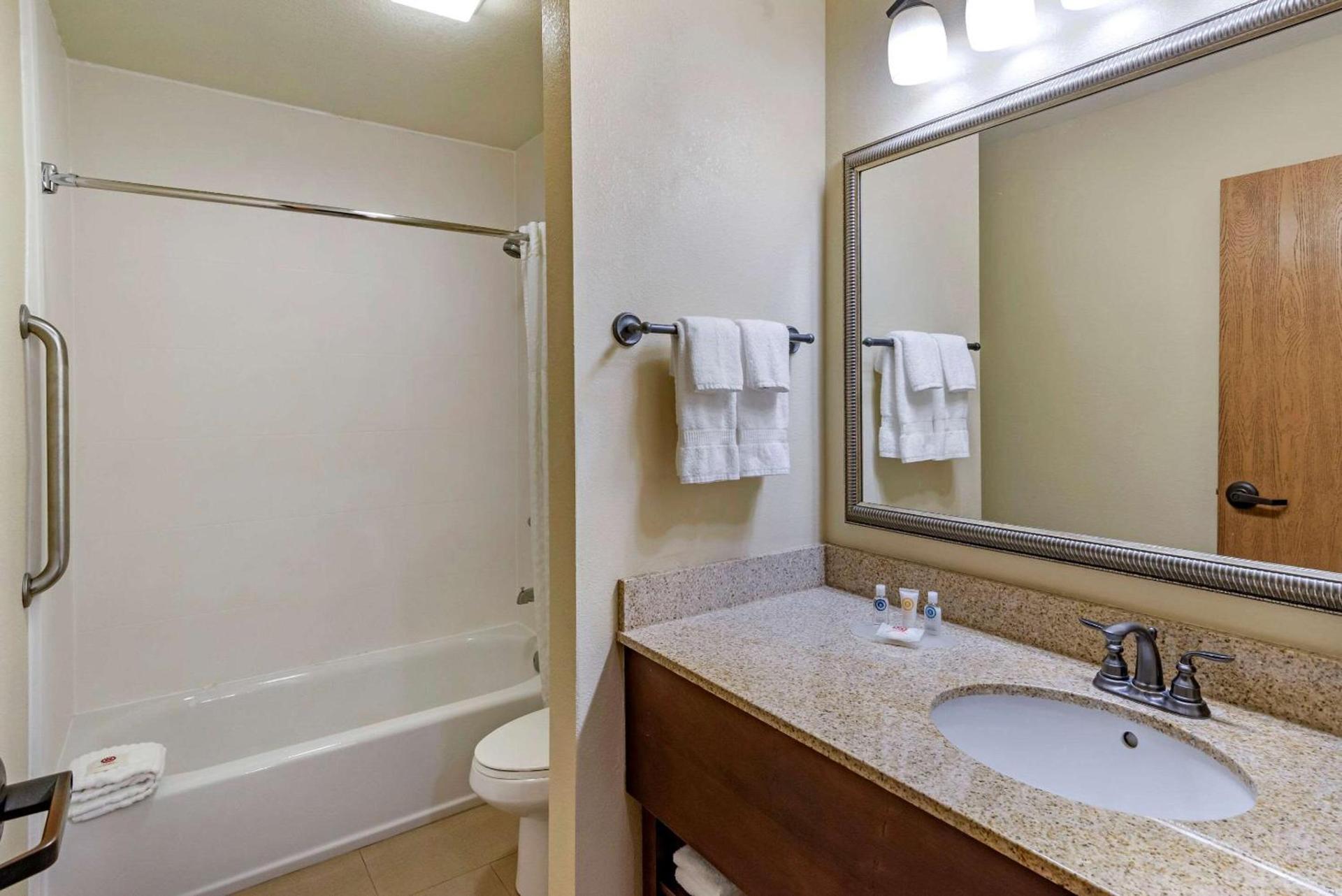 Comfort Inn & Suites Blue Ridge photo 12