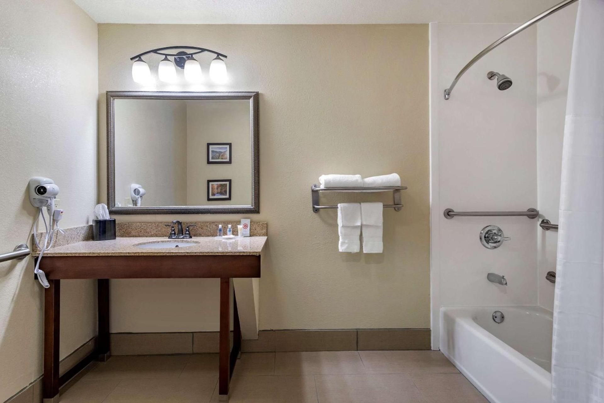 Comfort Inn & Suites Blue Ridge photo 18