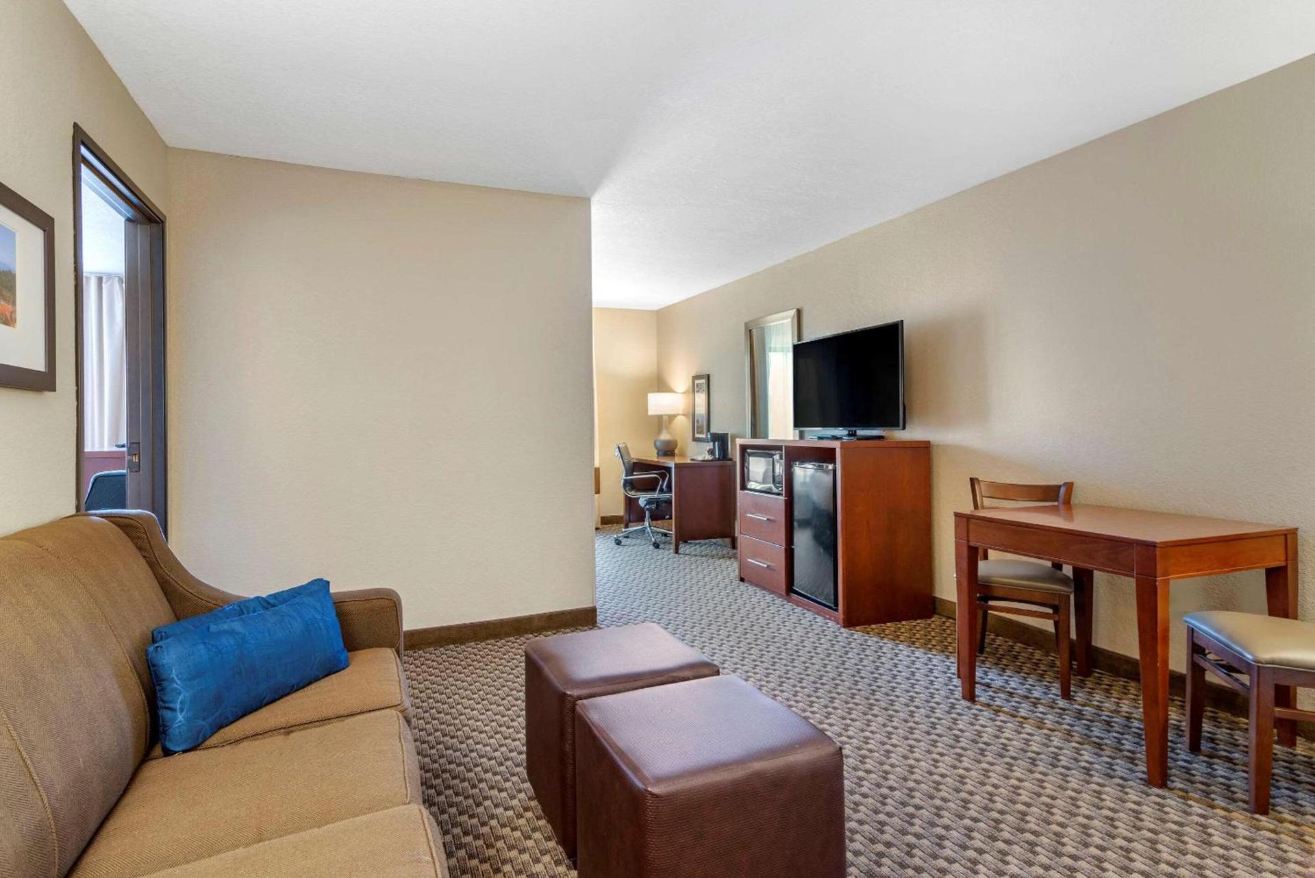 Comfort Inn & Suites Blue Ridge photo 24