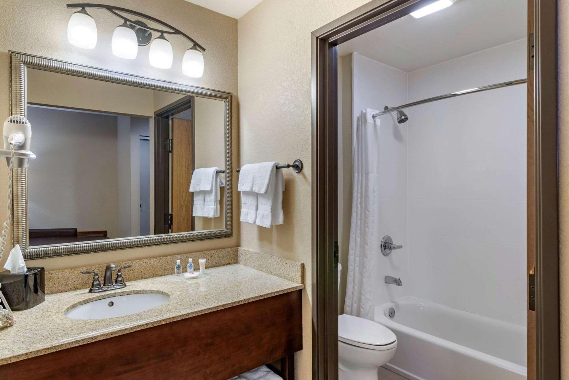 Comfort Inn & Suites Blue Ridge photo 27