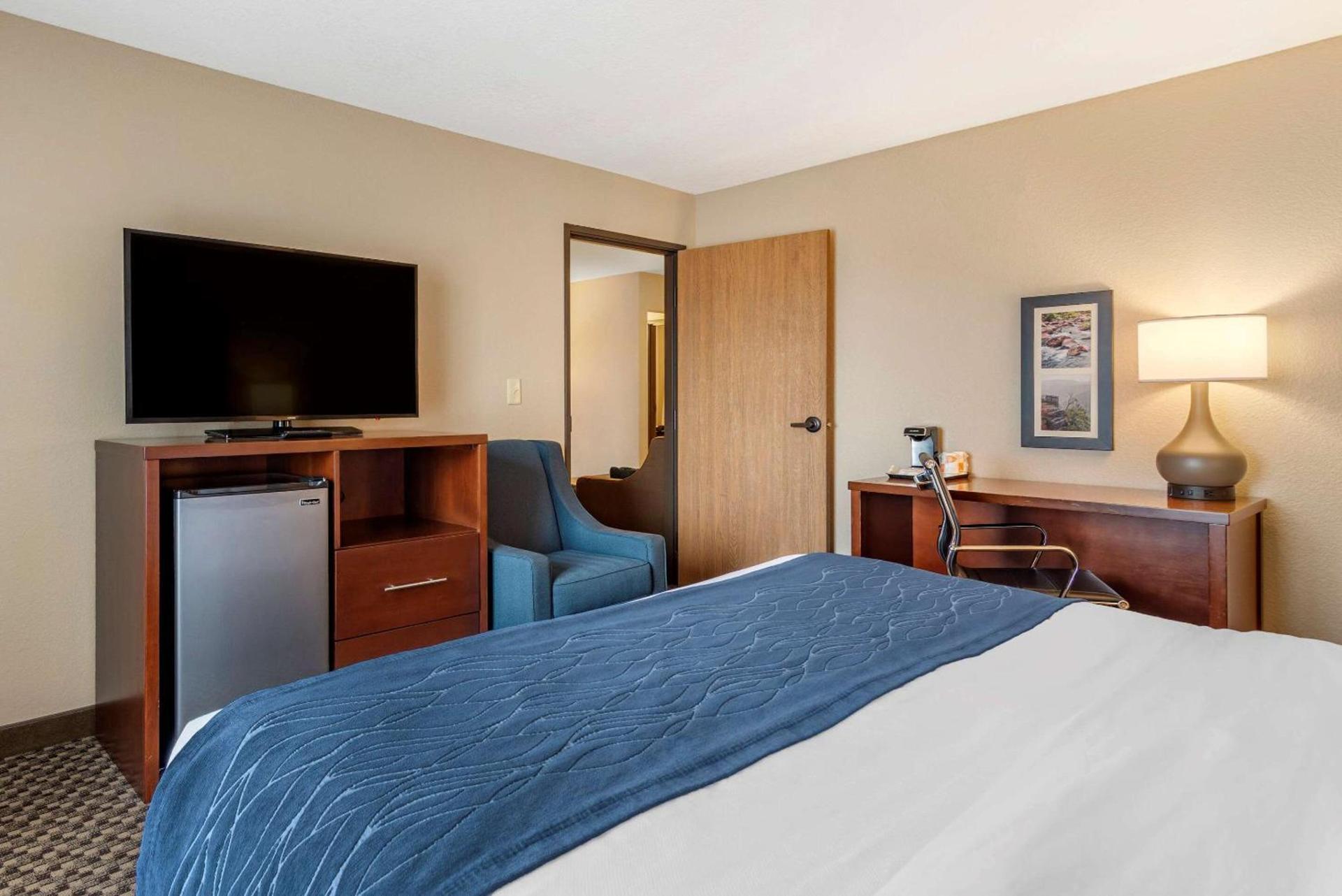 Comfort Inn & Suites Blue Ridge photo 26