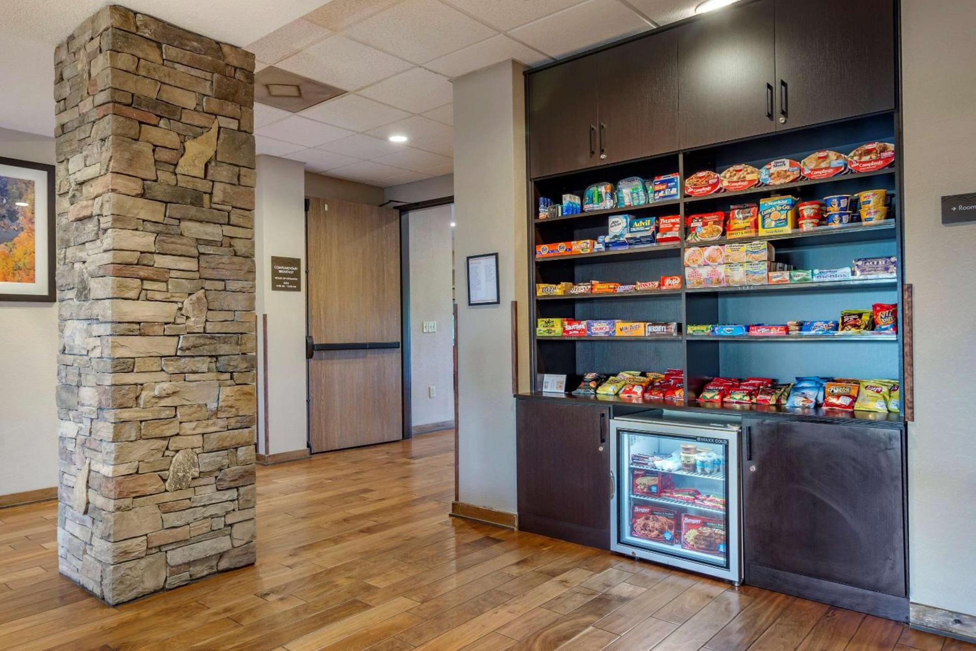 Comfort Inn & Suites Blue Ridge photo 39