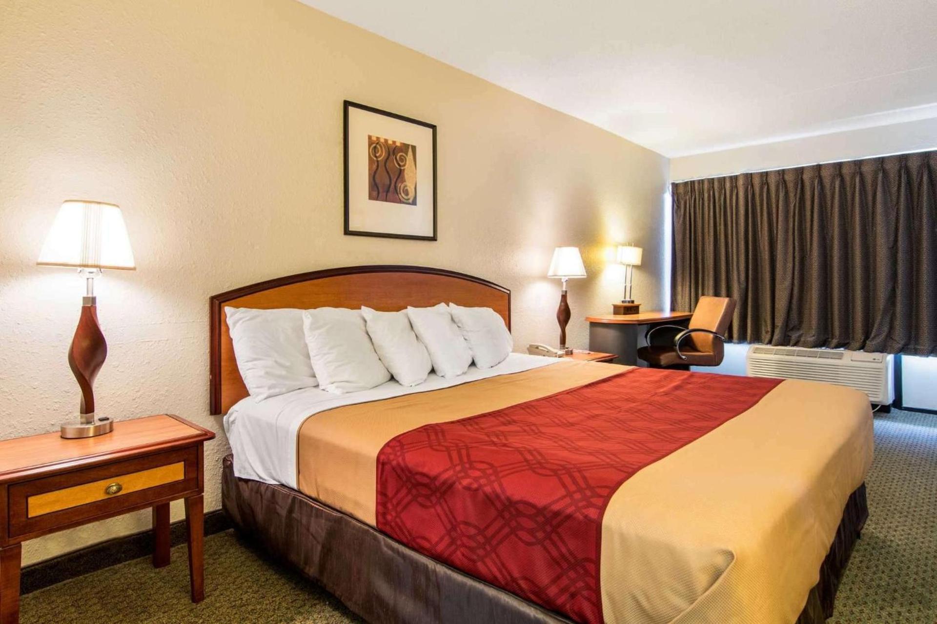 Econo Lodge Inn & Suites Conference Center Dublin photo 8