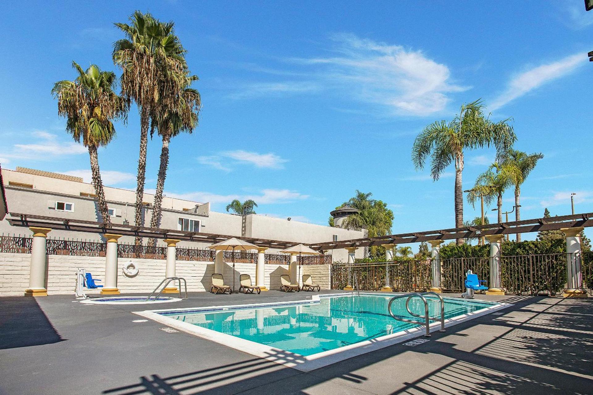 Stanford Inn & Suites Anaheim photo 2