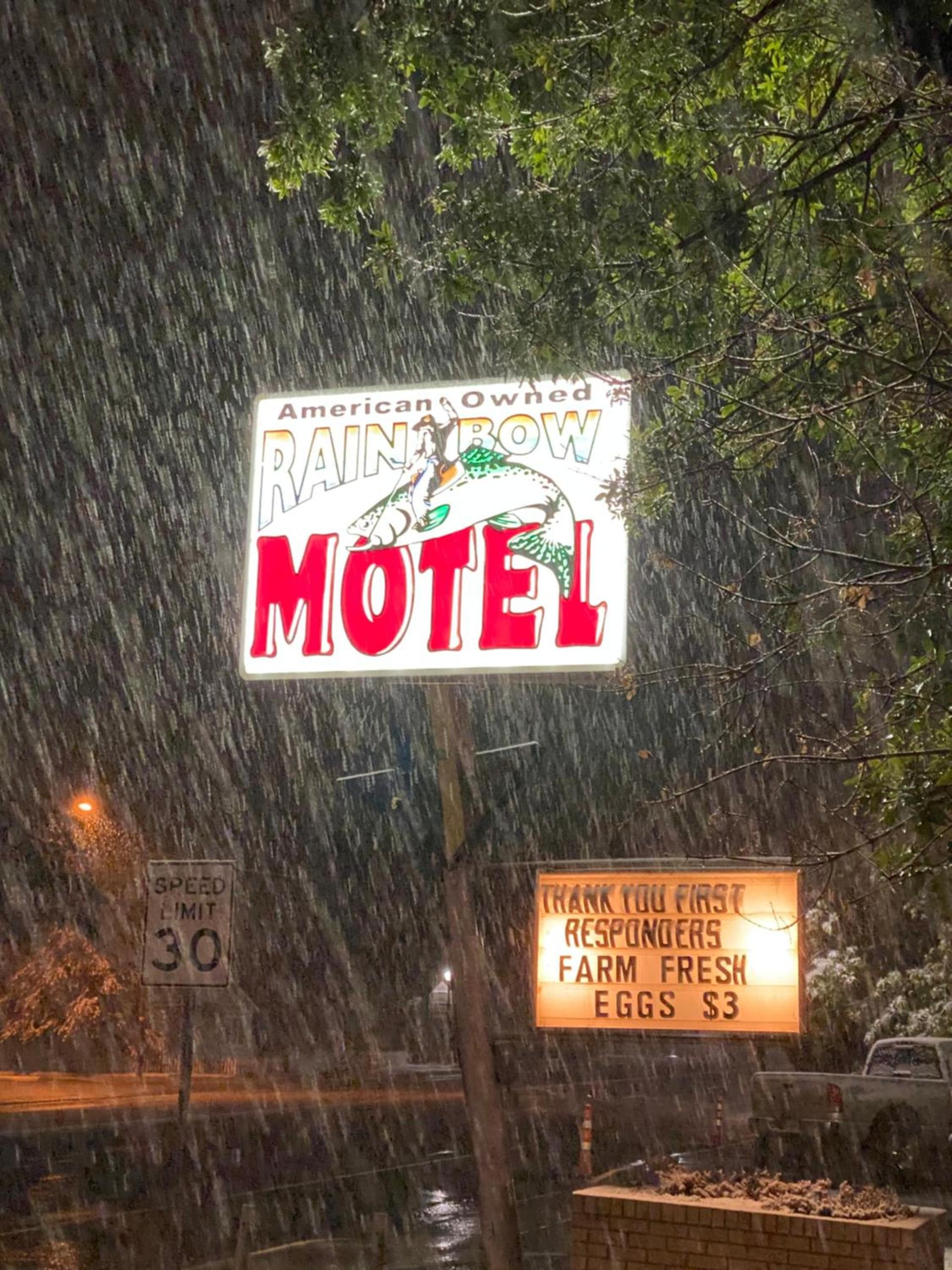 Rainbow Motel photo 39