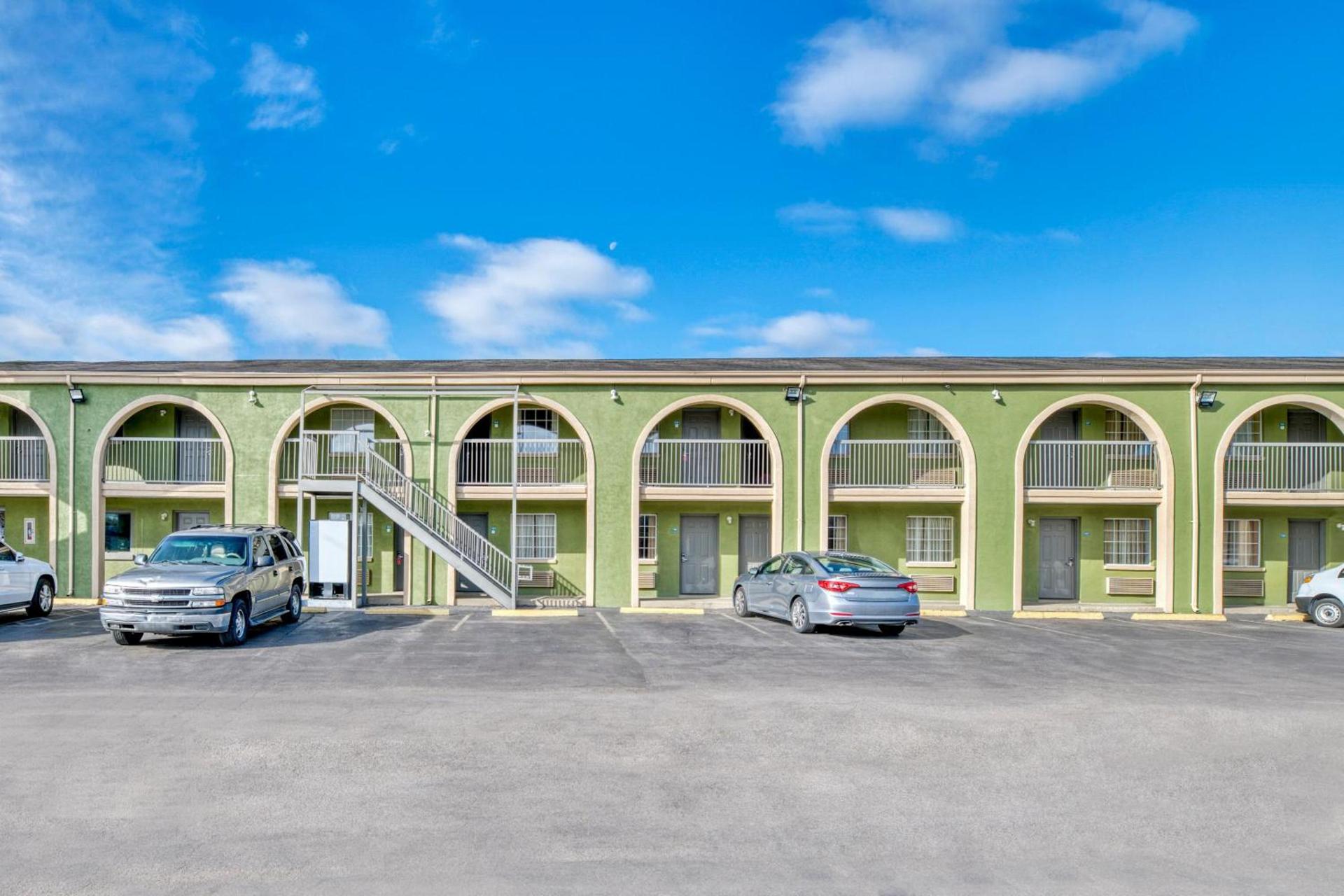 Sienna Inn Channelview, TX photo 41