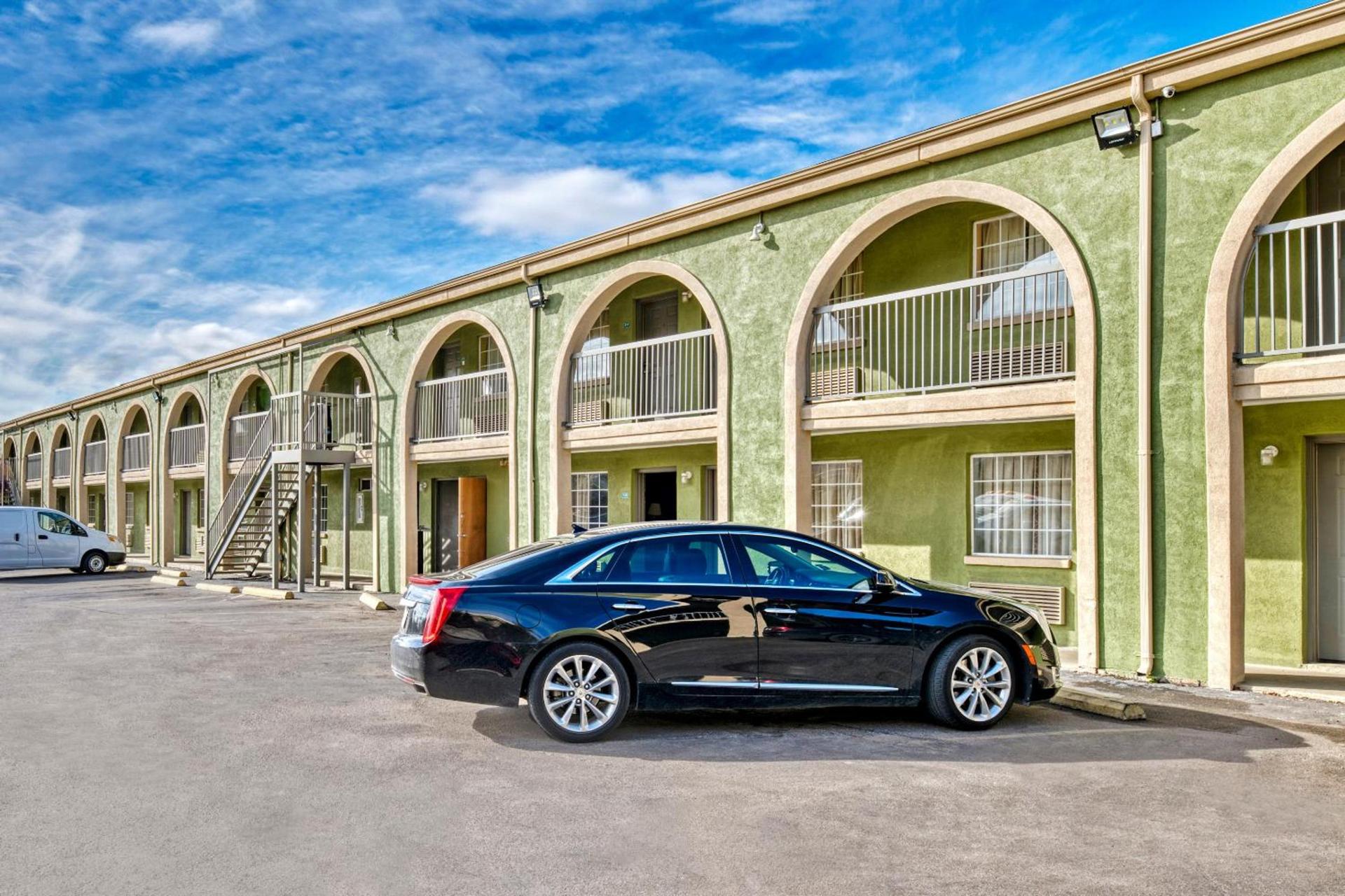Sienna Inn Channelview, TX photo 3