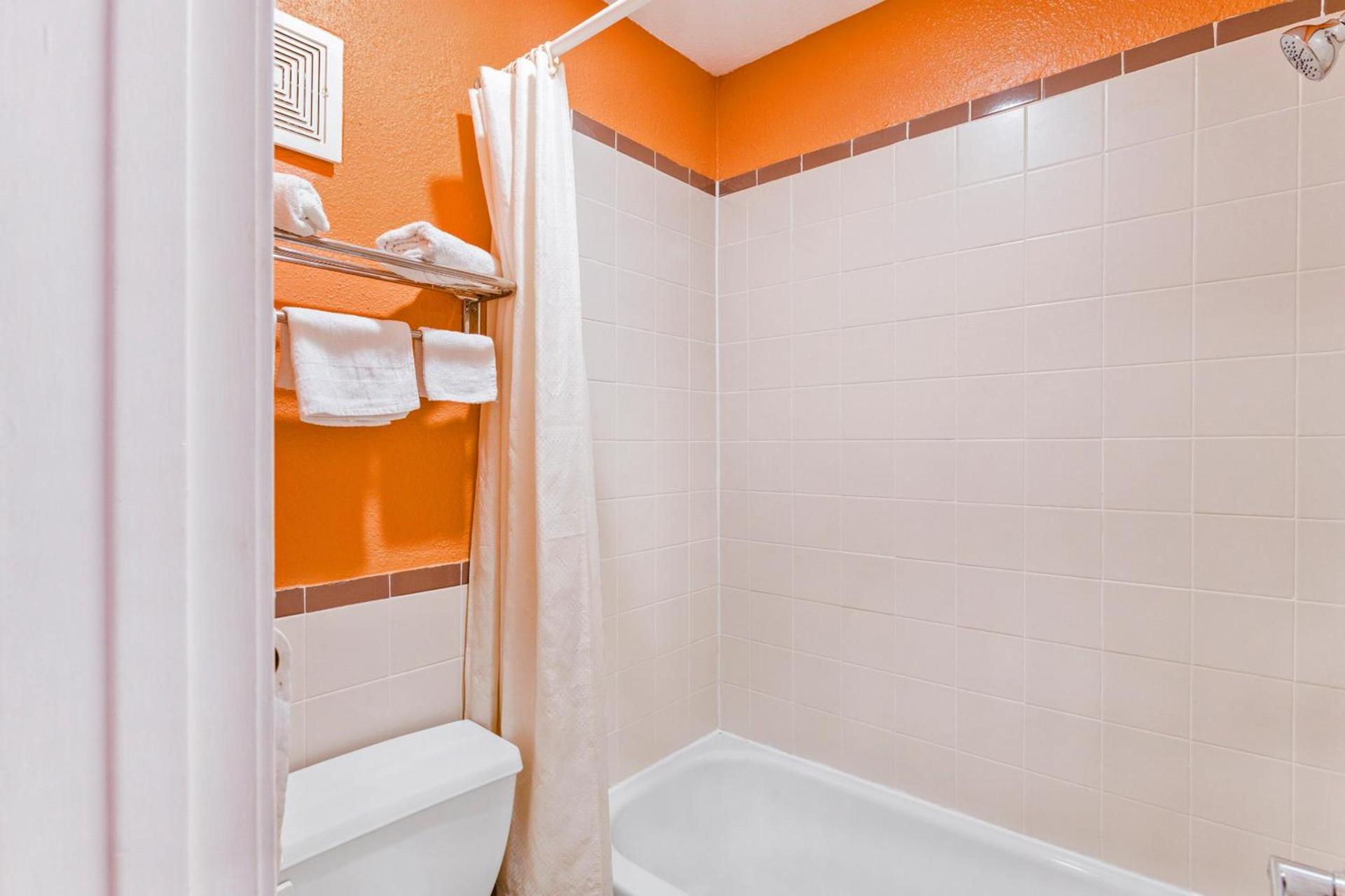 Sienna Inn Channelview, TX photo 24