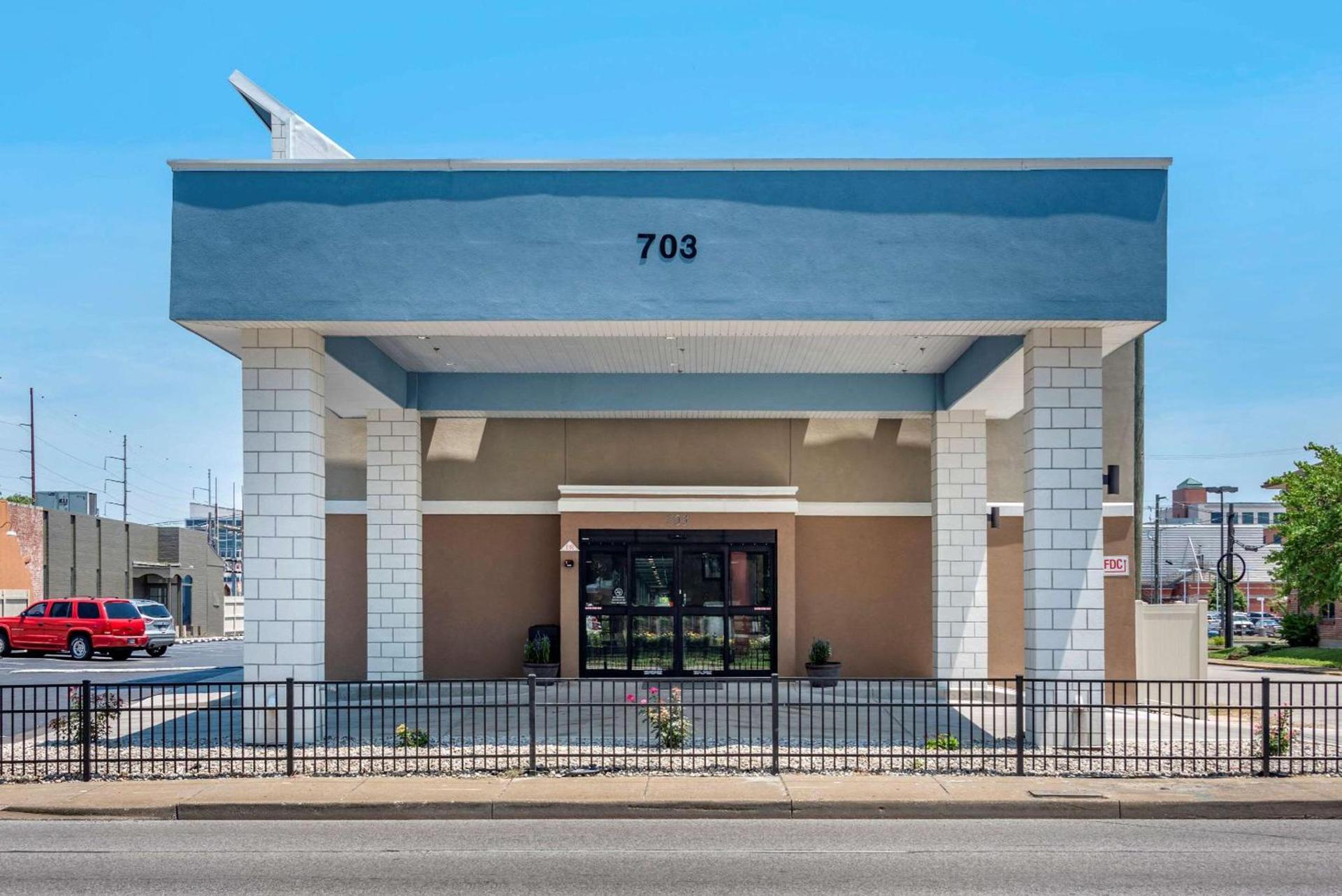 Quality Inn & Suites Evansville Downtown photo 2