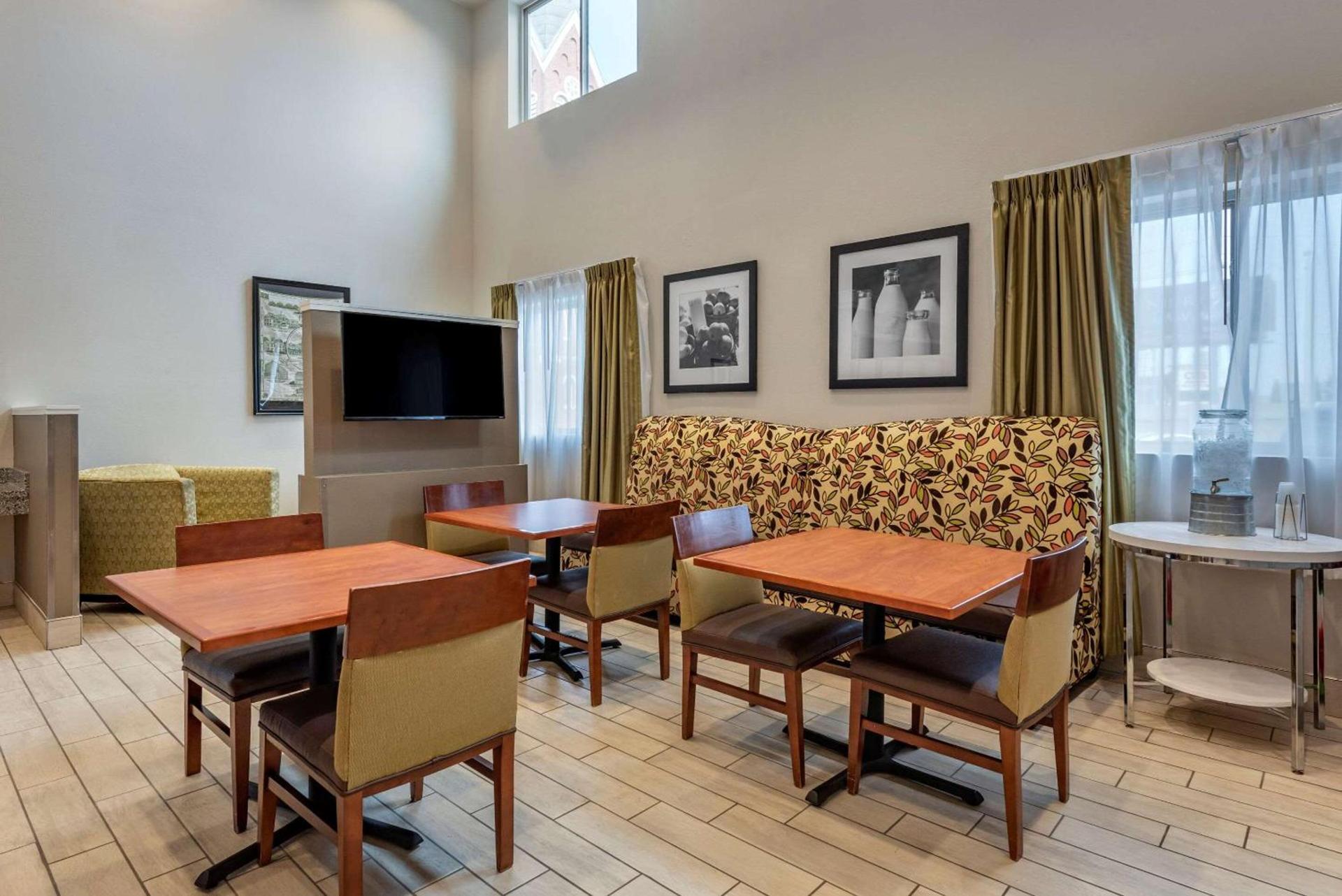 Quality Inn & Suites Evansville Downtown photo 5