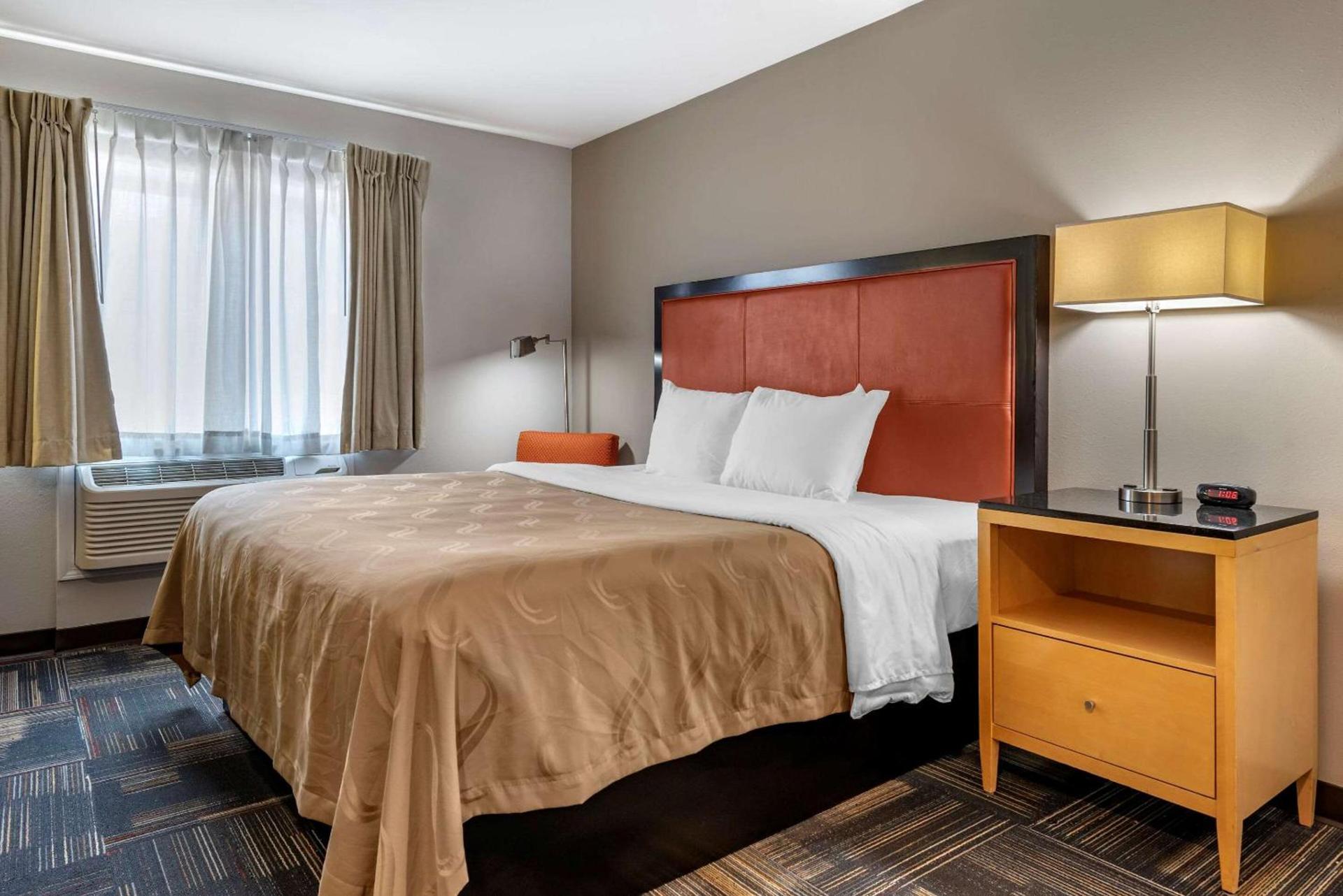 Quality Inn & Suites Evansville Downtown photo 9