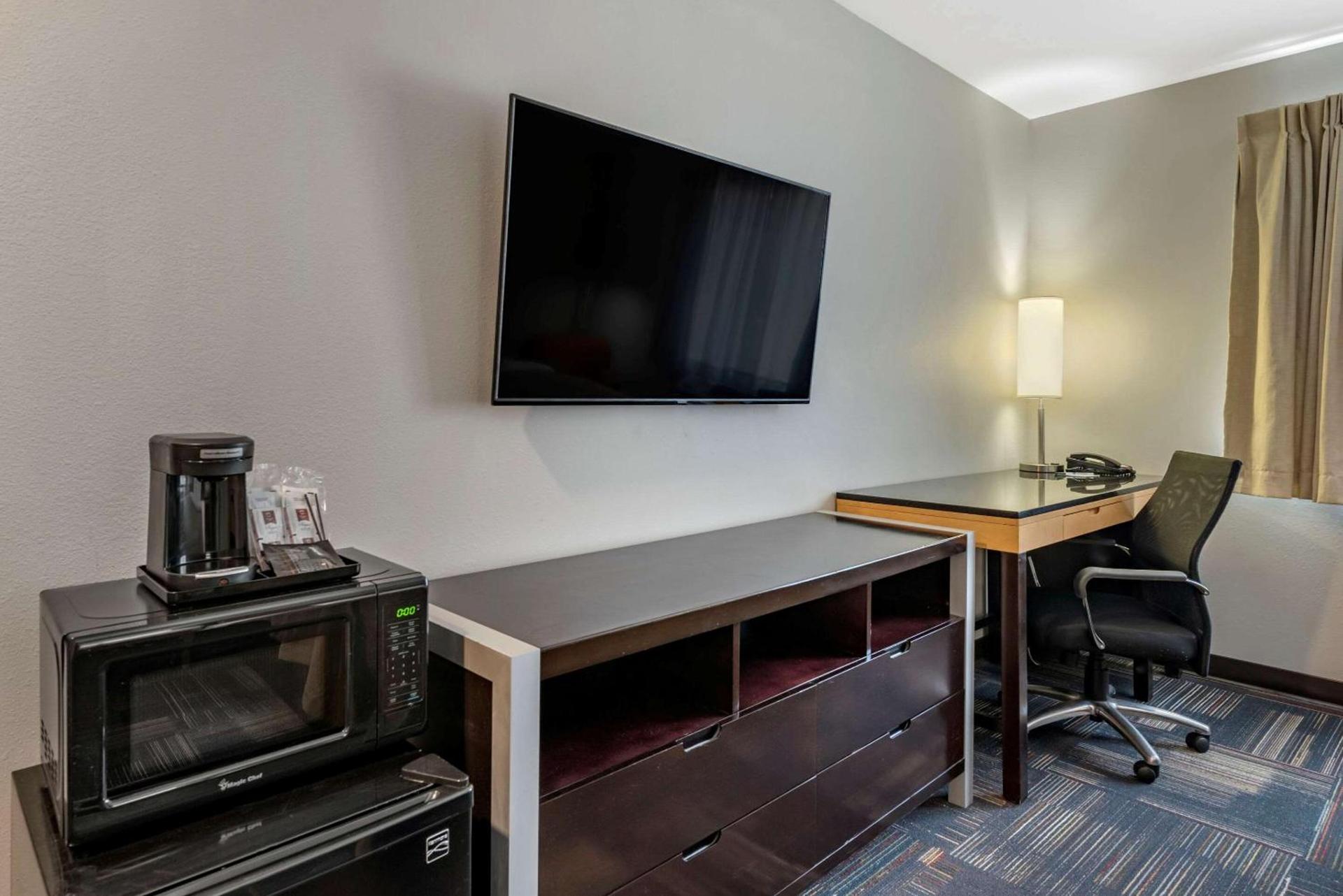 Quality Inn & Suites Evansville Downtown photo 8