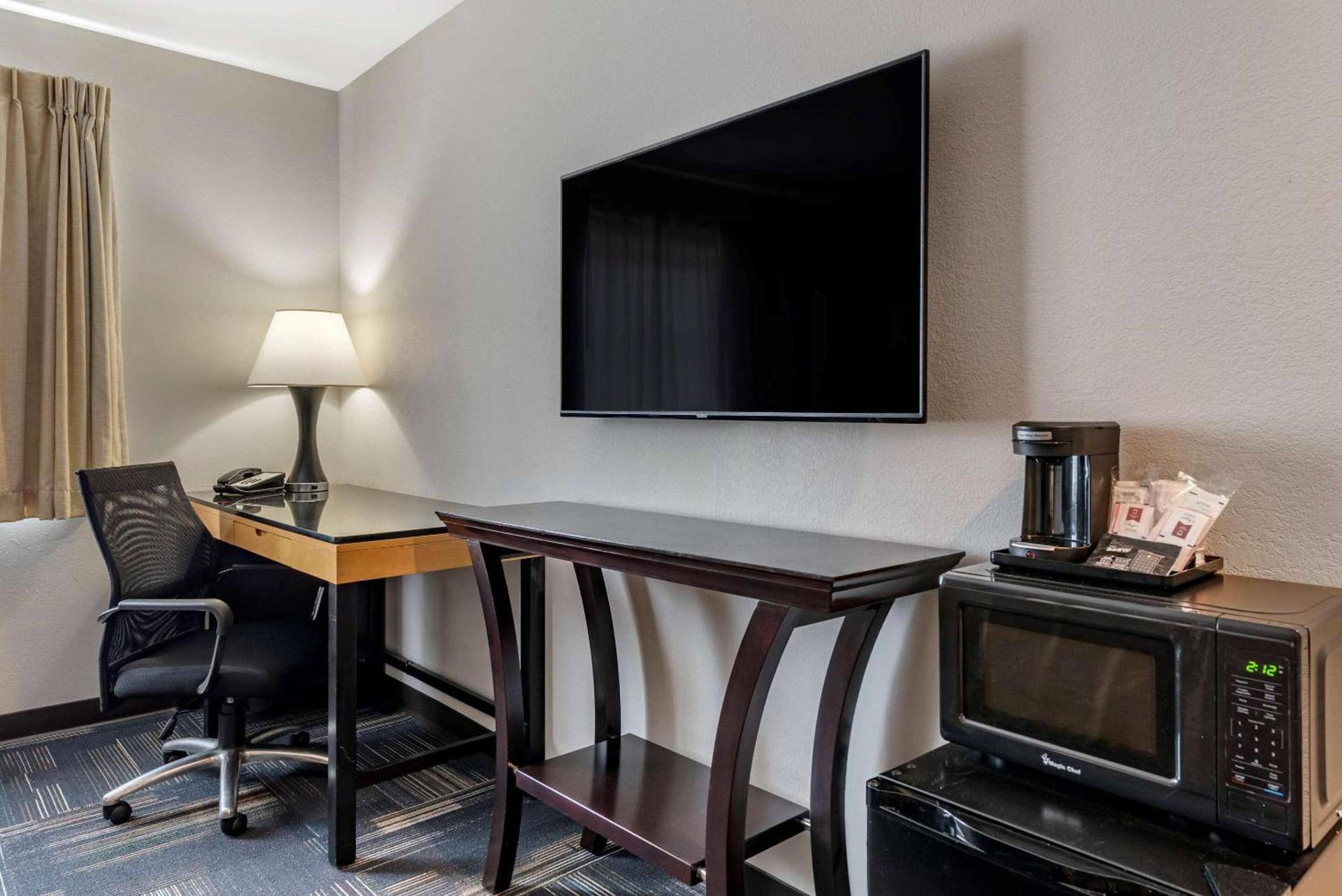 Quality Inn & Suites Evansville Downtown photo 12