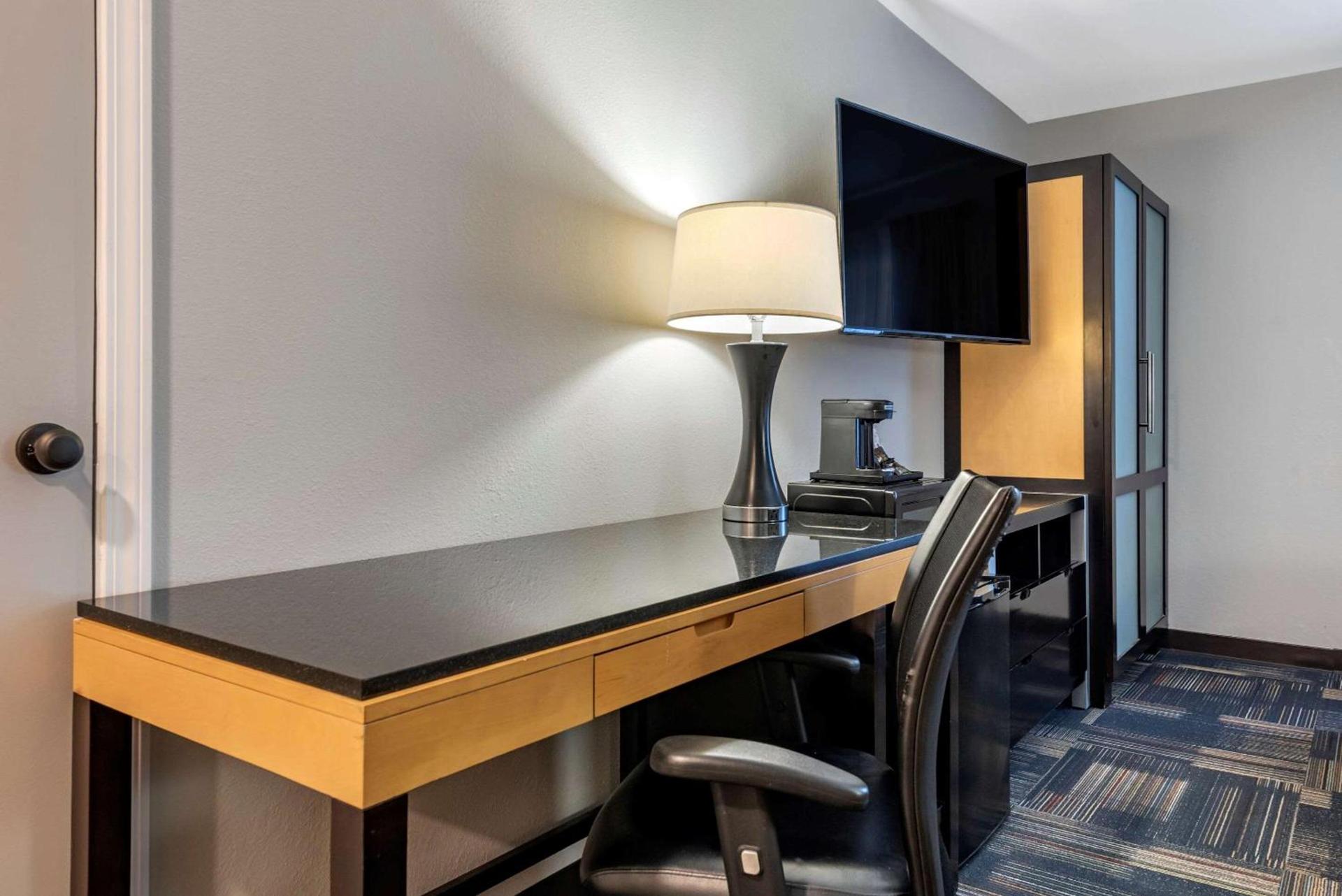 Quality Inn & Suites Evansville Downtown photo 15