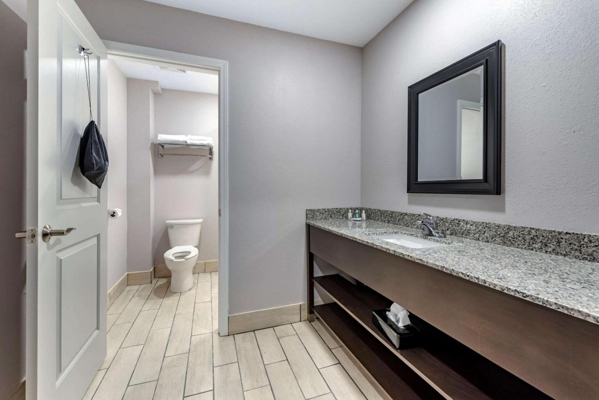 Quality Inn & Suites Evansville Downtown photo 18