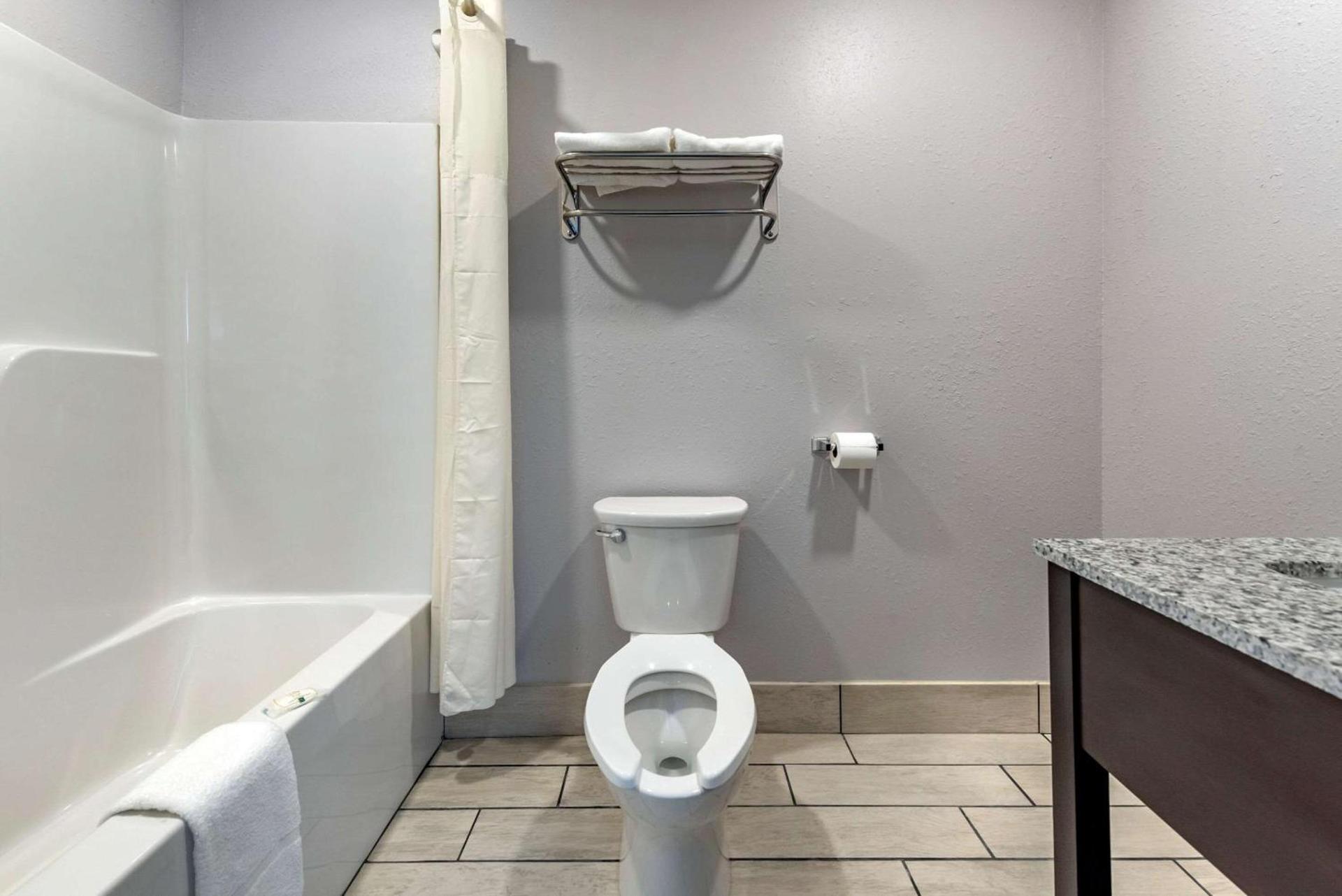 Quality Inn & Suites Evansville Downtown photo 22
