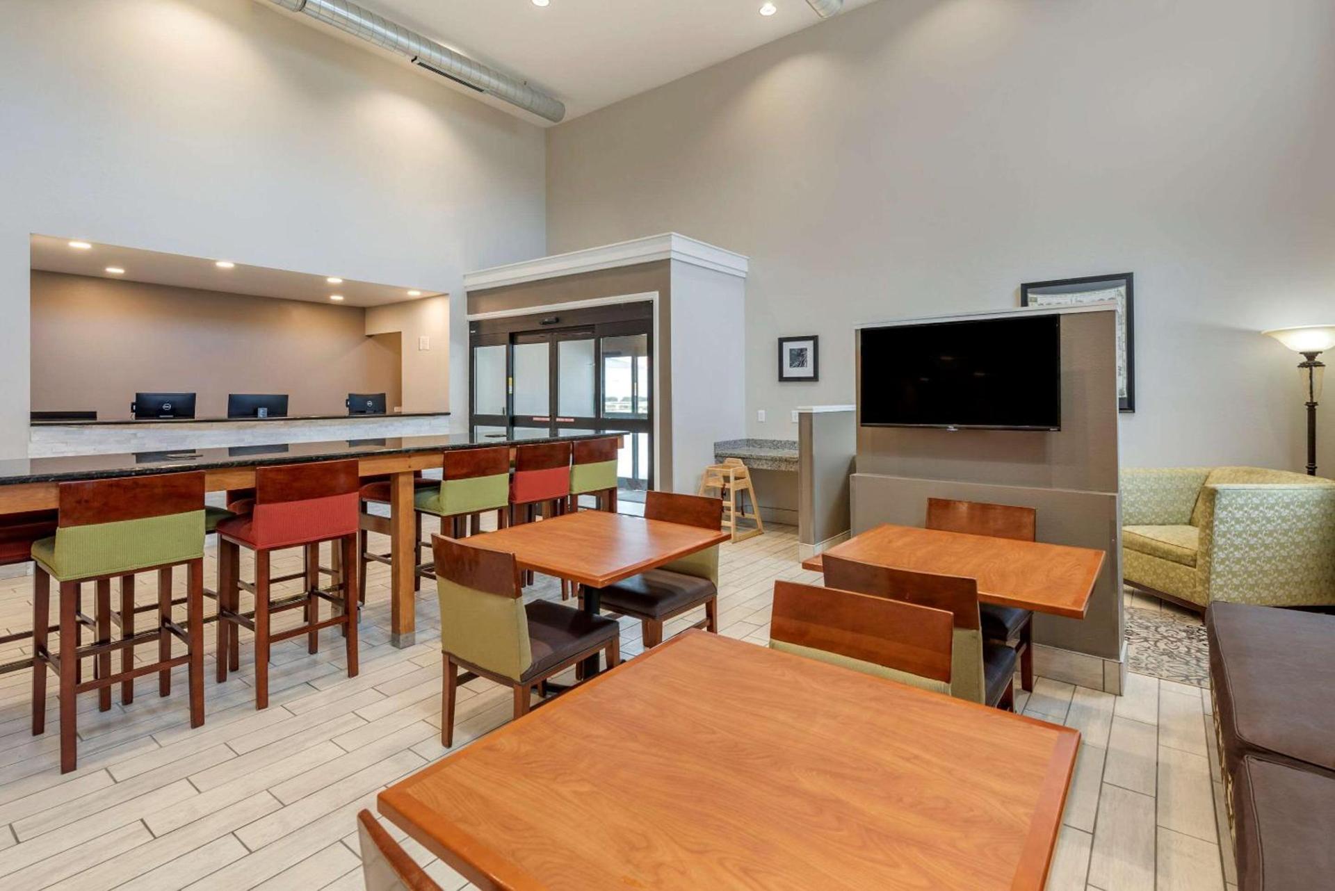 Quality Inn & Suites Evansville Downtown photo 24