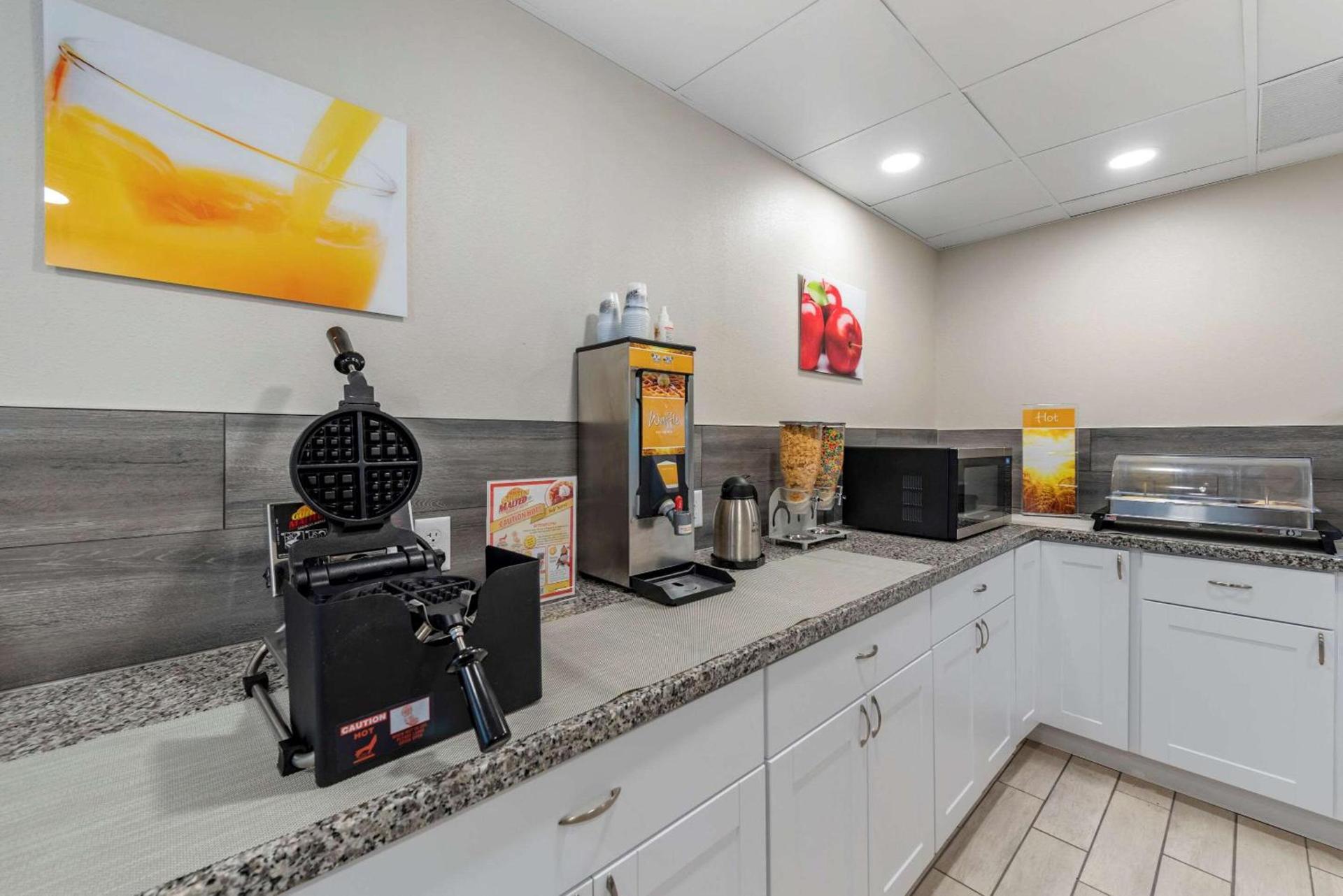 Quality Inn & Suites Evansville Downtown photo 27