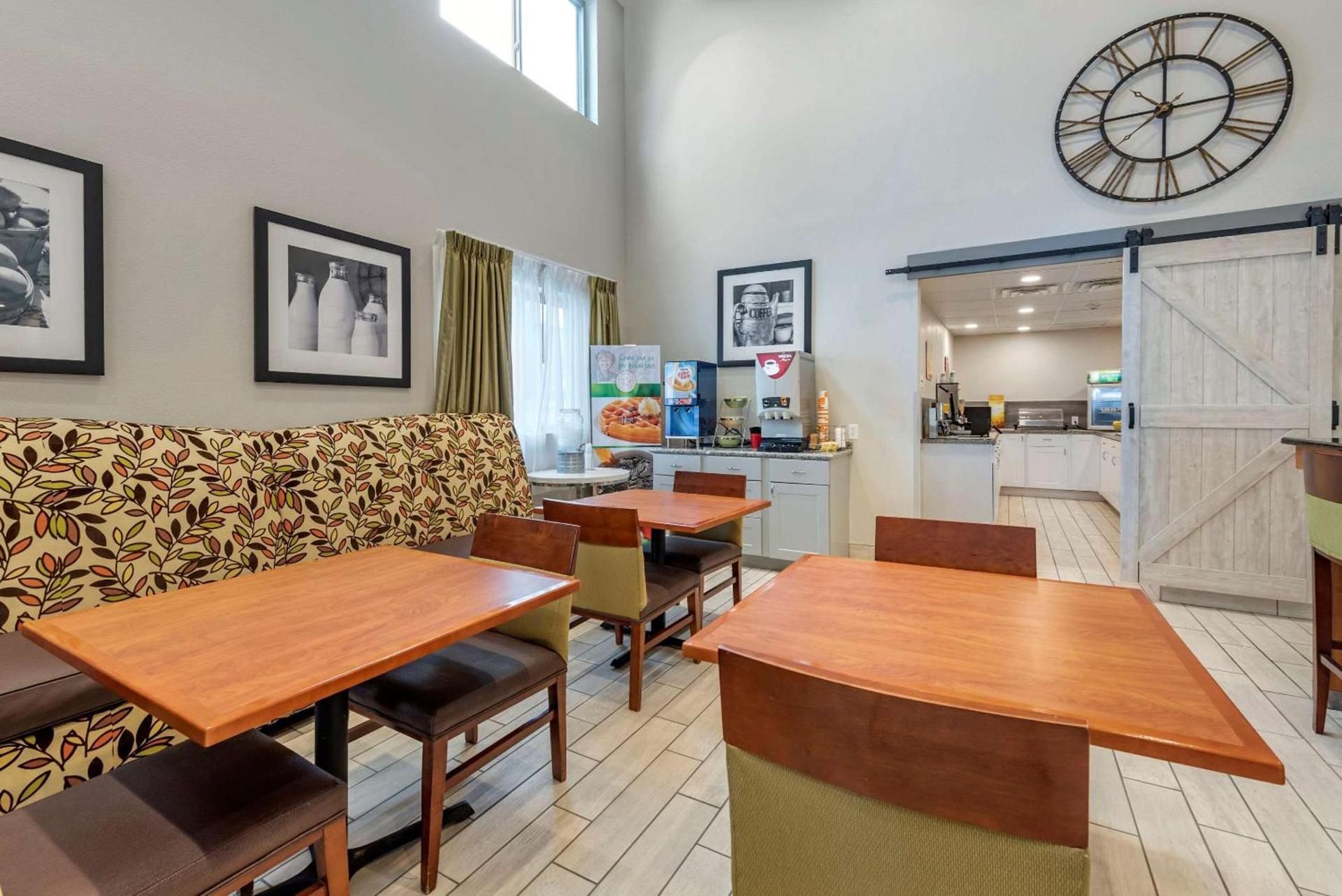 Quality Inn & Suites Evansville Downtown photo 26