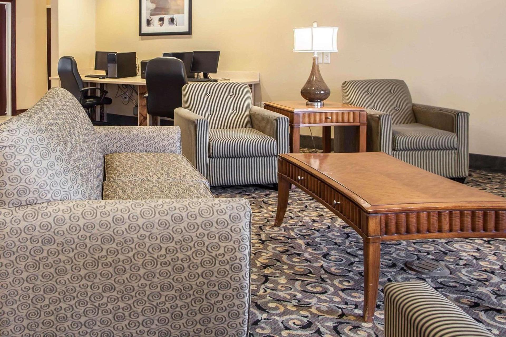 Comfort Suites Bloomington I-55 and I-74 photo 6