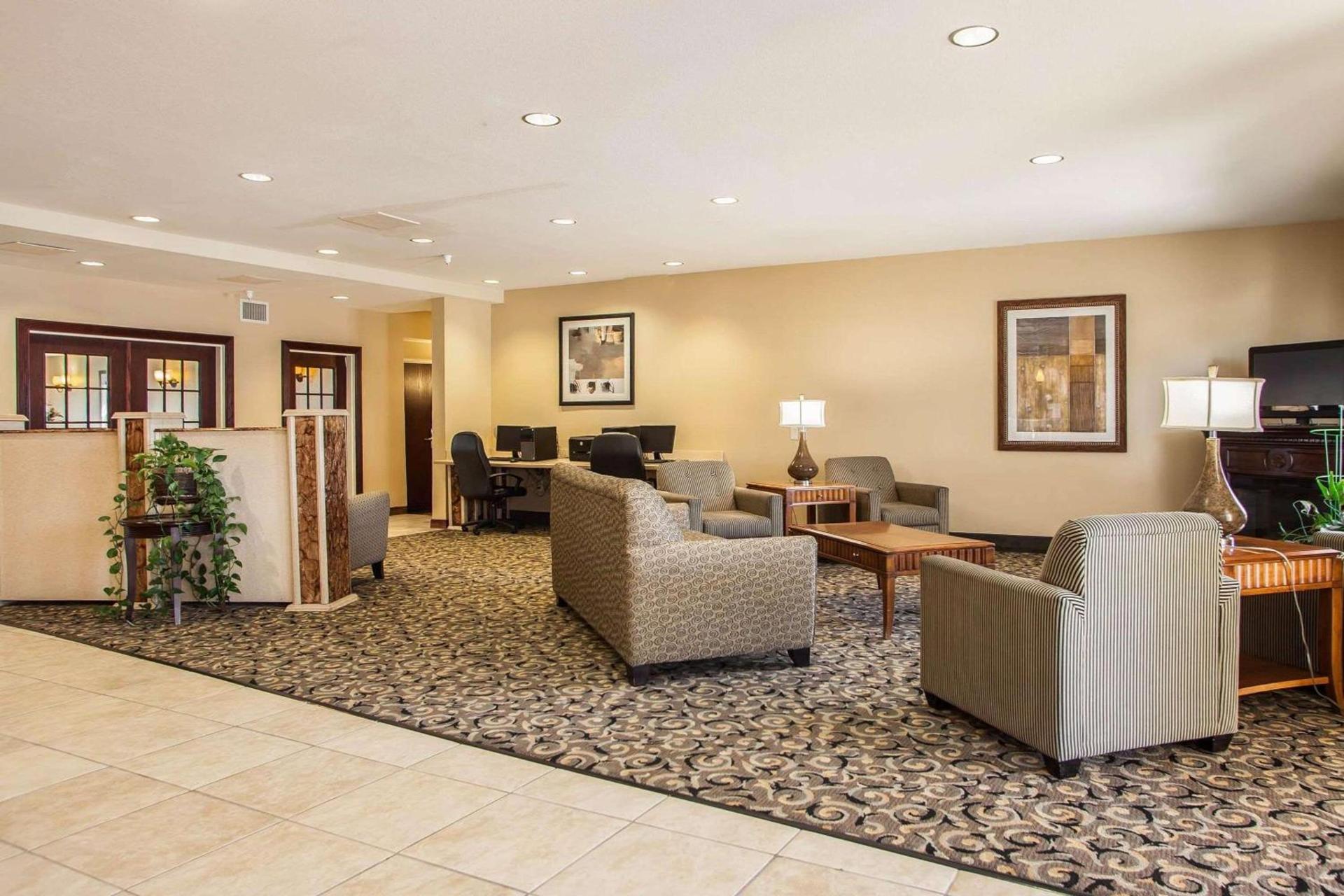 Comfort Suites Bloomington I-55 and I-74 photo 9