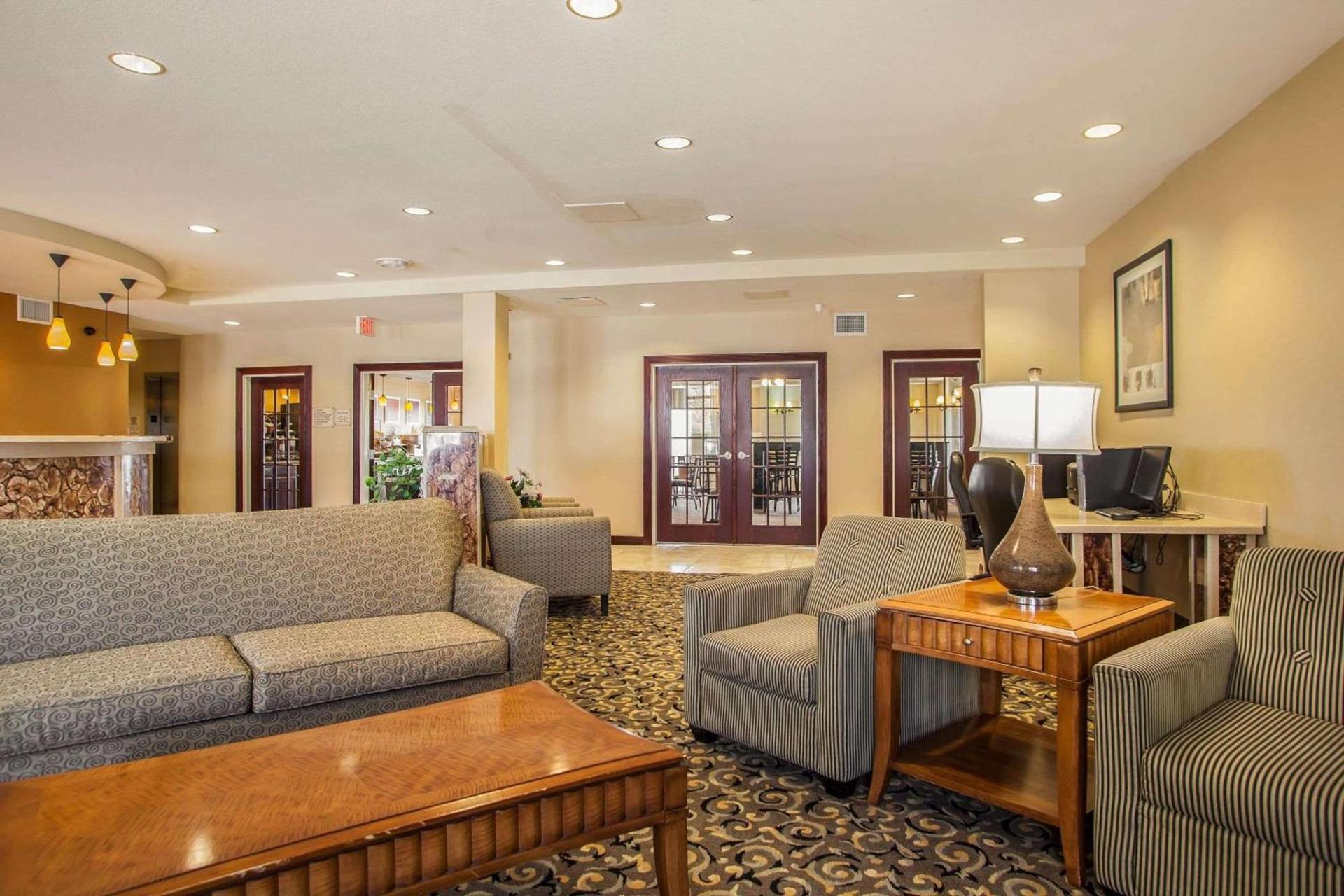 Comfort Suites Bloomington I-55 and I-74 photo 11